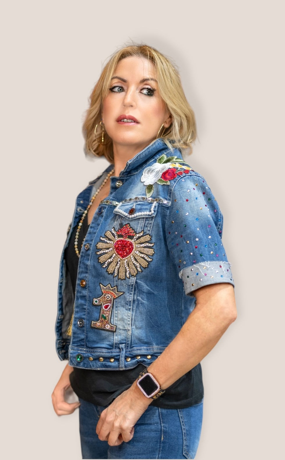 Chaqueta vaquera con calavera y gran cantidad de parches bordados y pedrería