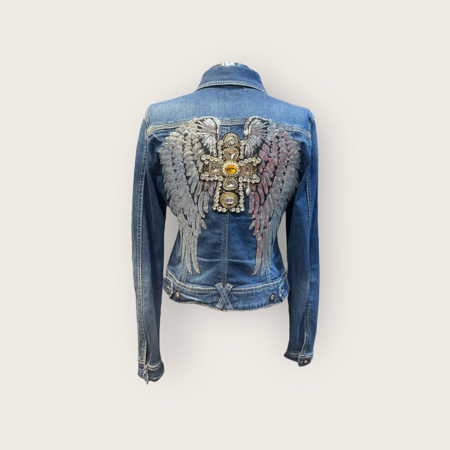 Chaqueta vaquera alas con cruz de pedrería
