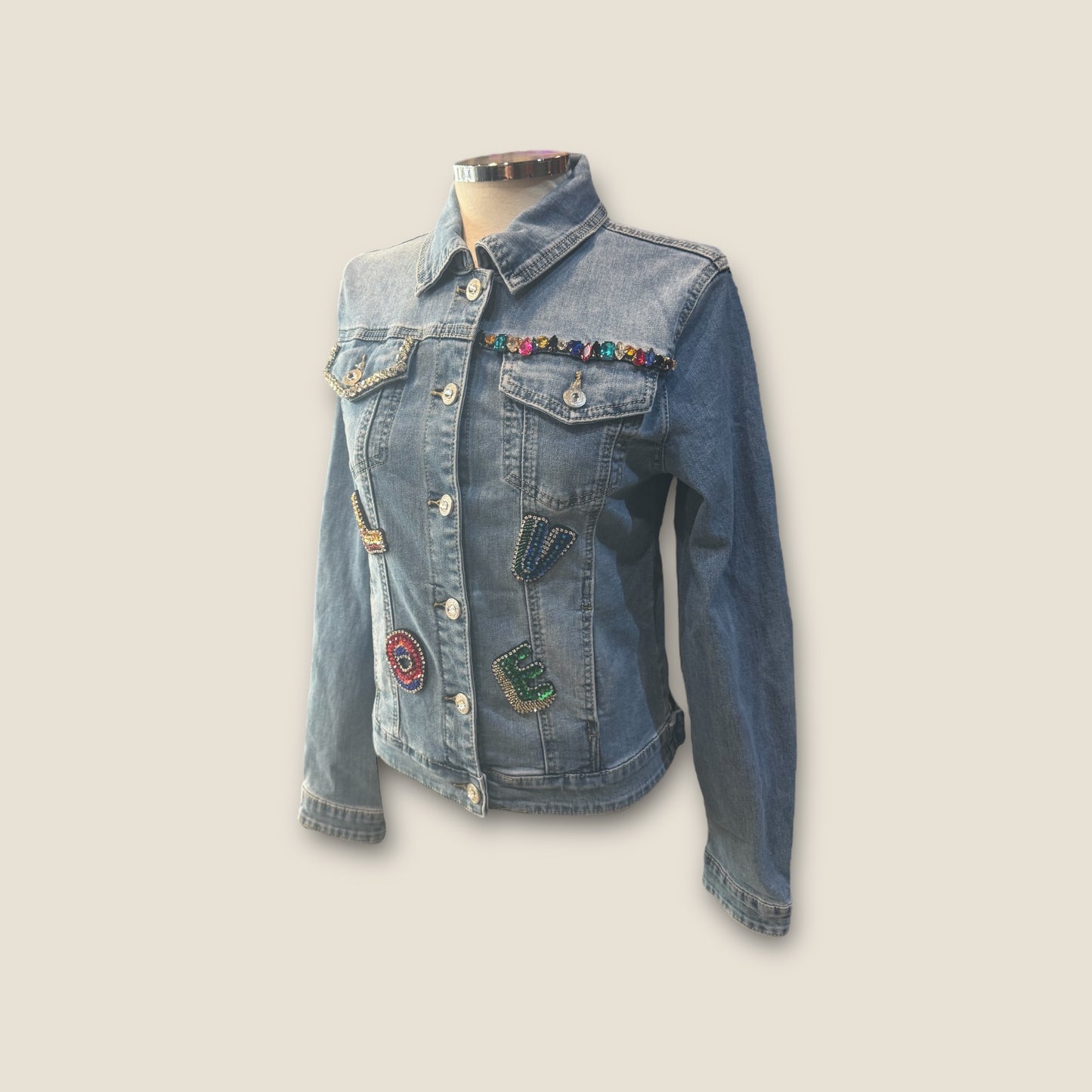 Chaqueta vaquera con flores y corazón