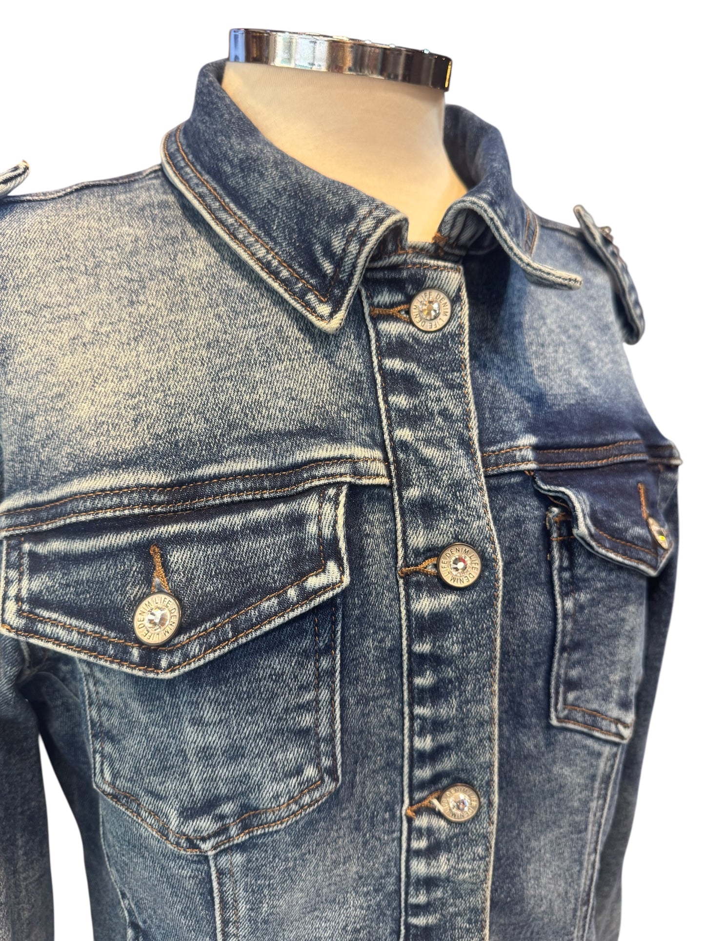 Chaqueta vaquera con alas bordadas en mangas