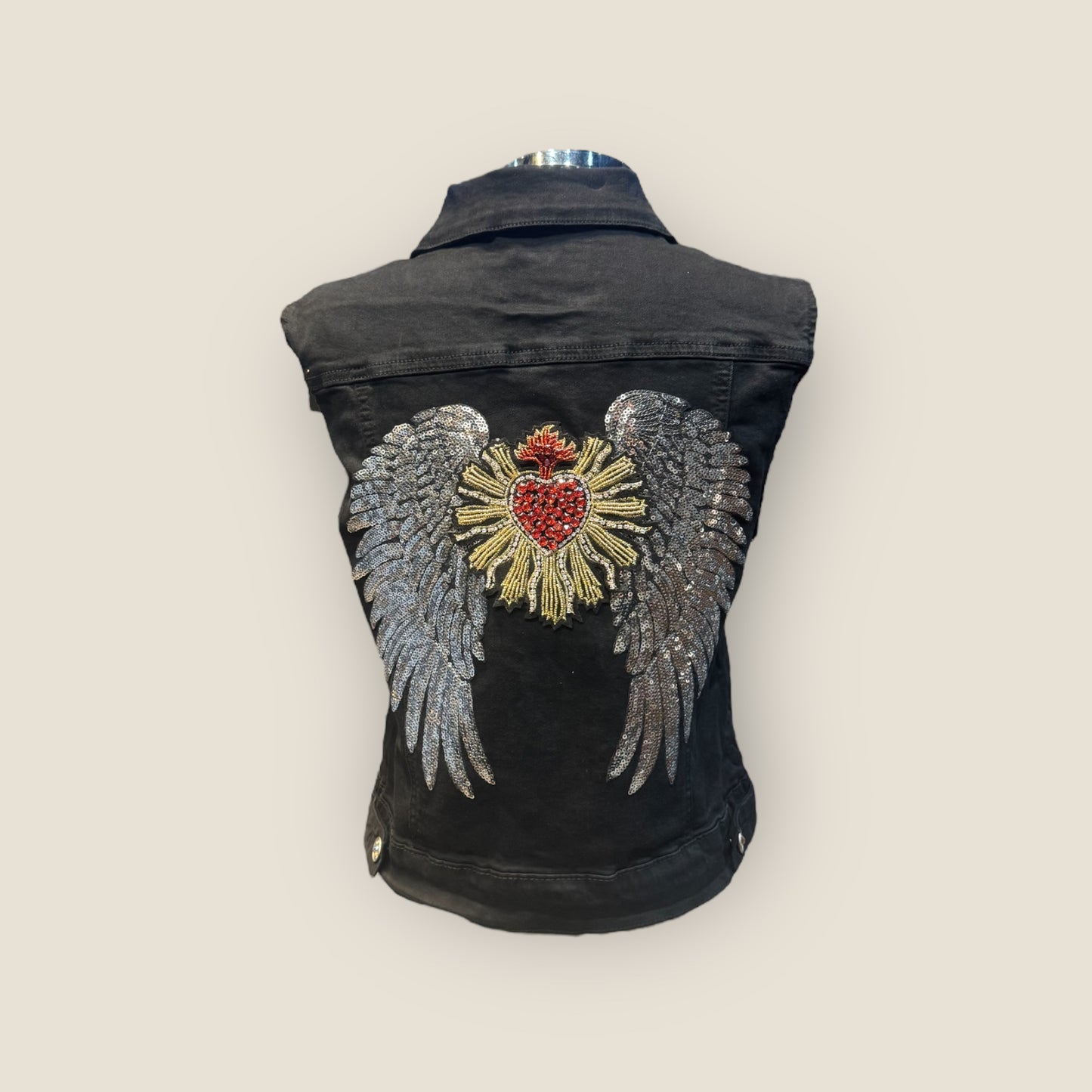 Chaleco vaquero negro con alas y sagrado corazón