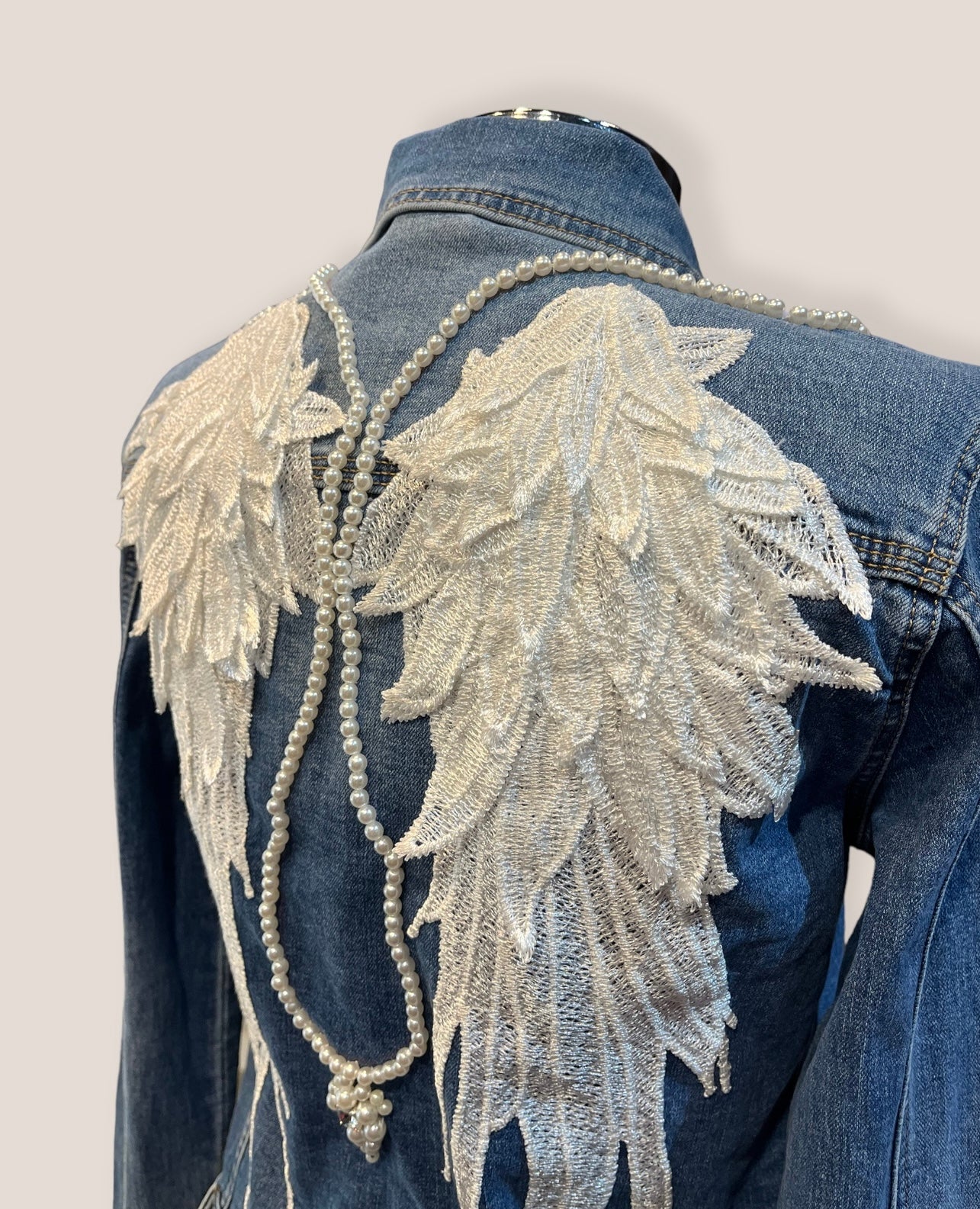 Chaqueta vaquera alas de ángel y perlas