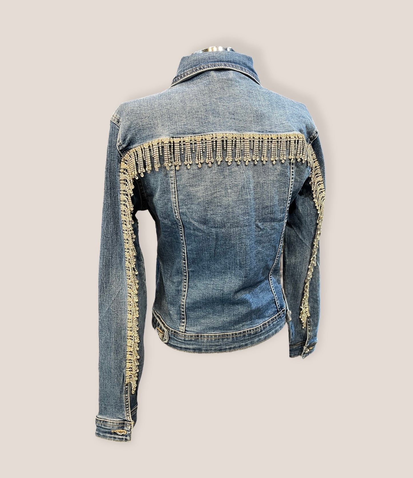 Chaqueta vaquera con flecos cortos de pedreria