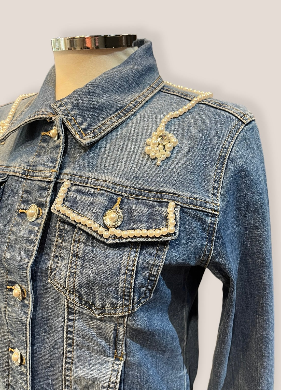 Chaqueta vaquera alas de ángel y perlas
