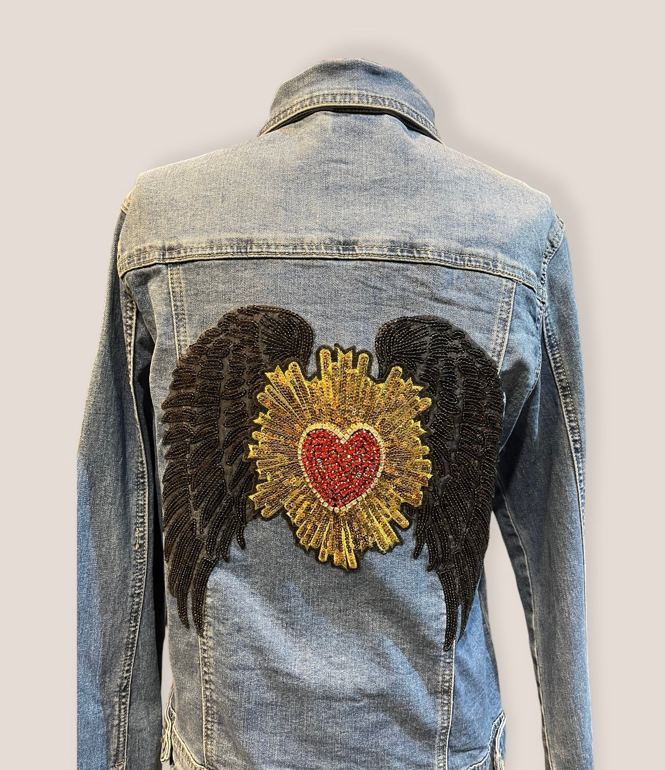 Chaqueta vaquera alas negras de lentejuelas y Corazón pedreria