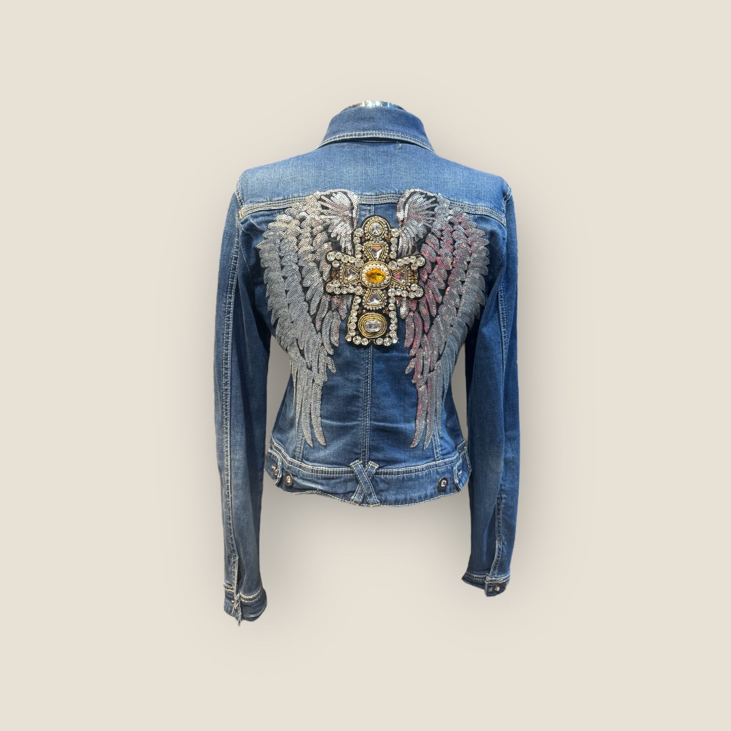 Chaqueta vaquera alas con cruz de pedrería