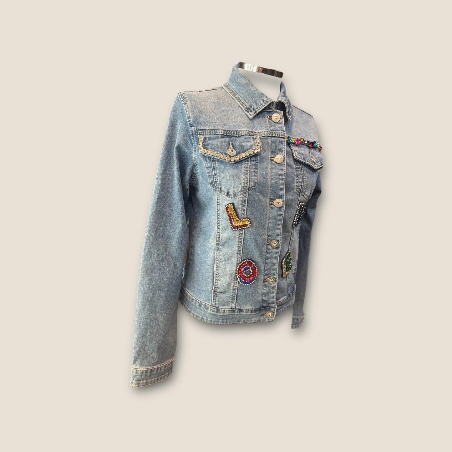 Chaqueta vaquera con flores y corazón
