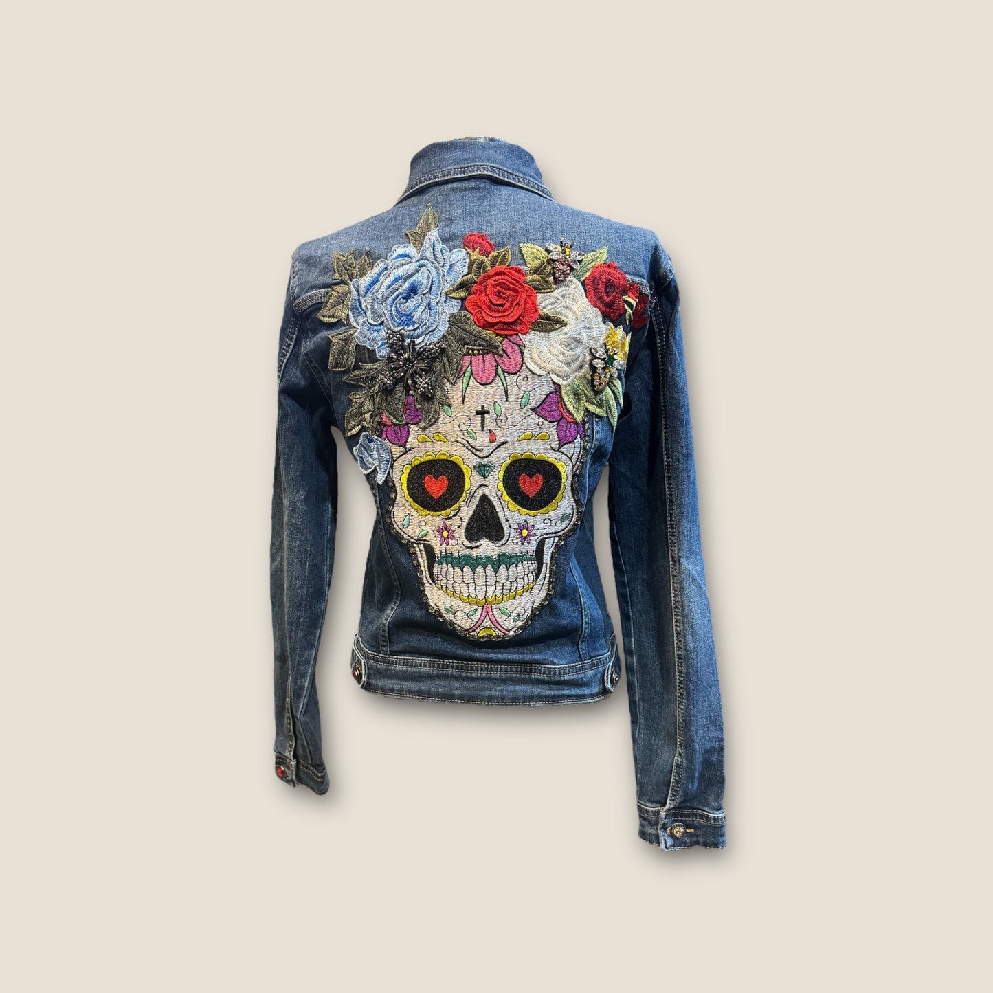 Chaqueta calavera catrina con flores y pedreria