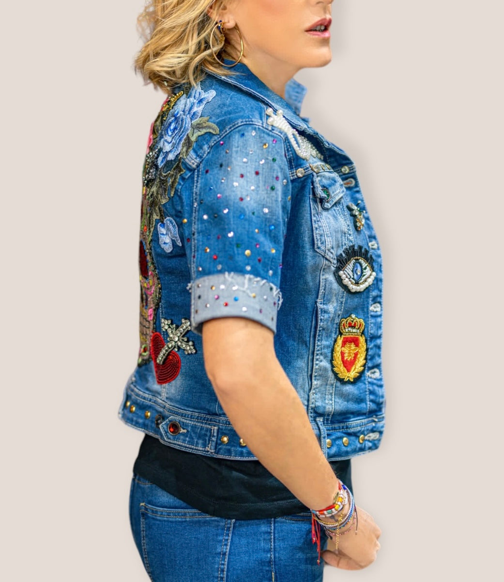 Chaqueta vaquera con calavera y gran cantidad de parches bordados y pedrería