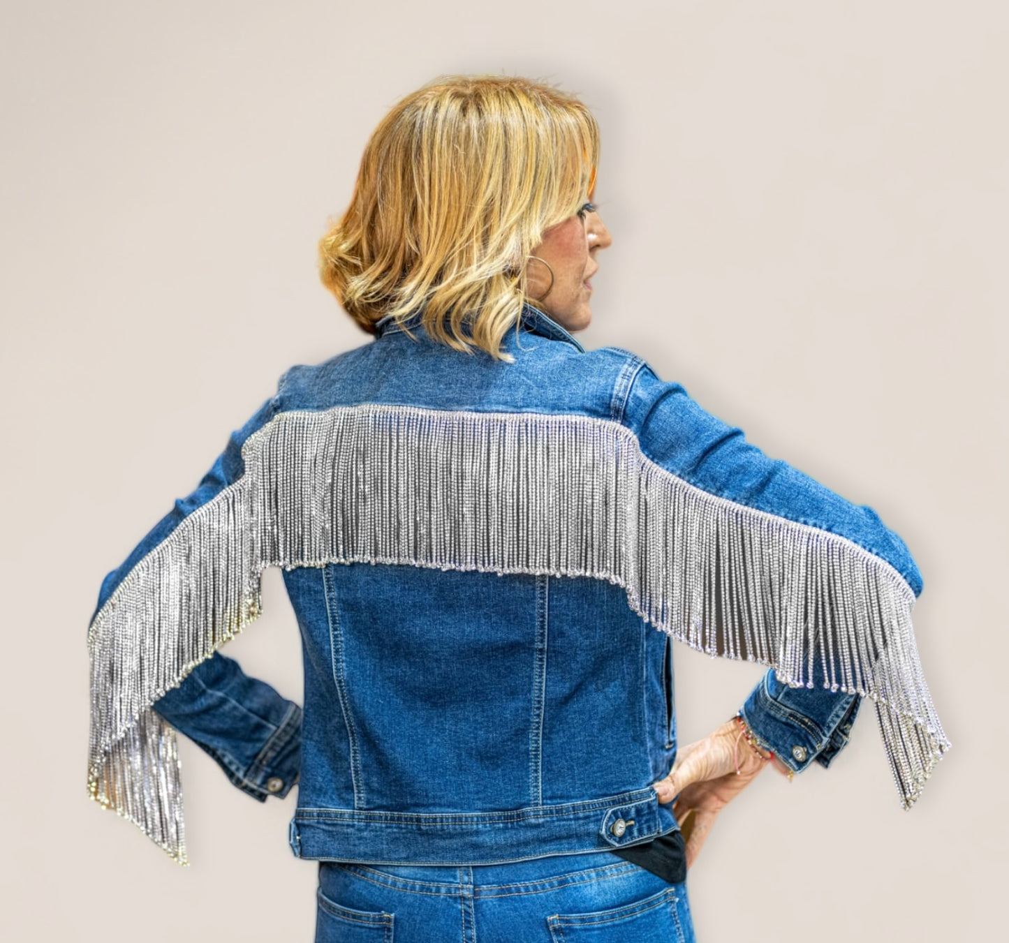 Chaqueta vaquera con flecos largos de pedreria