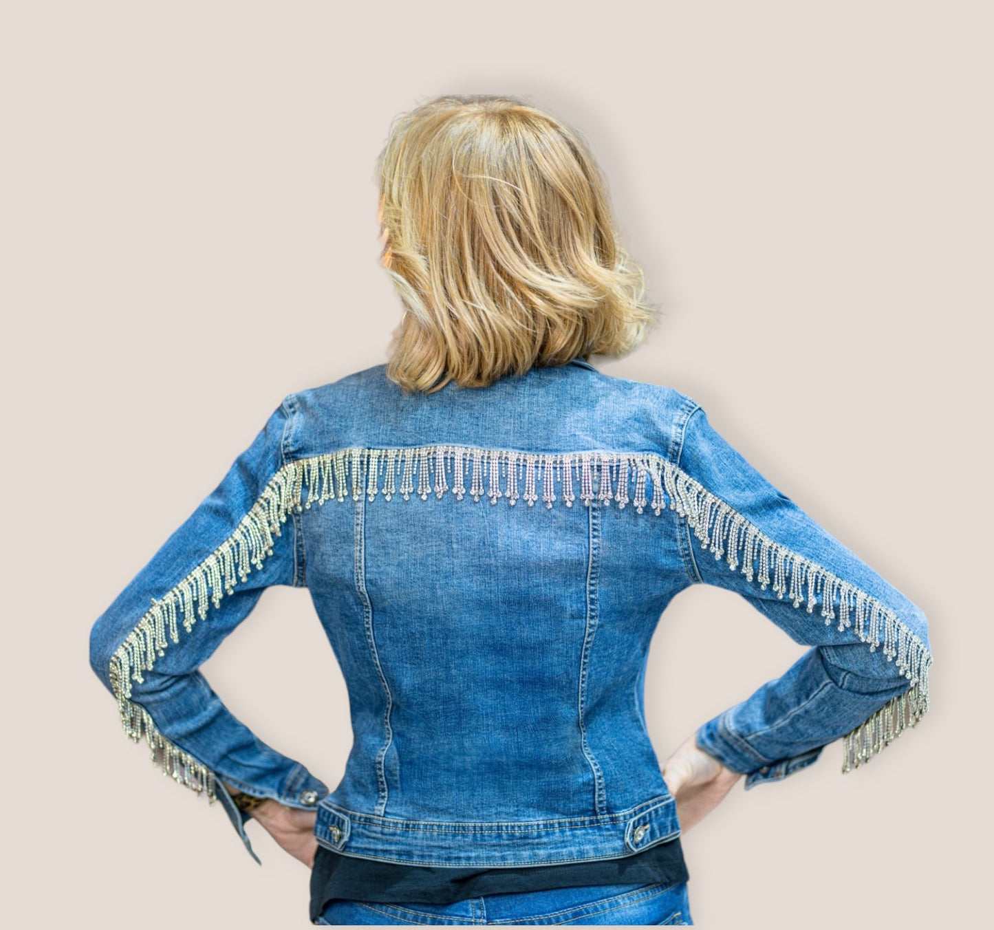 Chaqueta vaquera con flecos cortos de pedreria