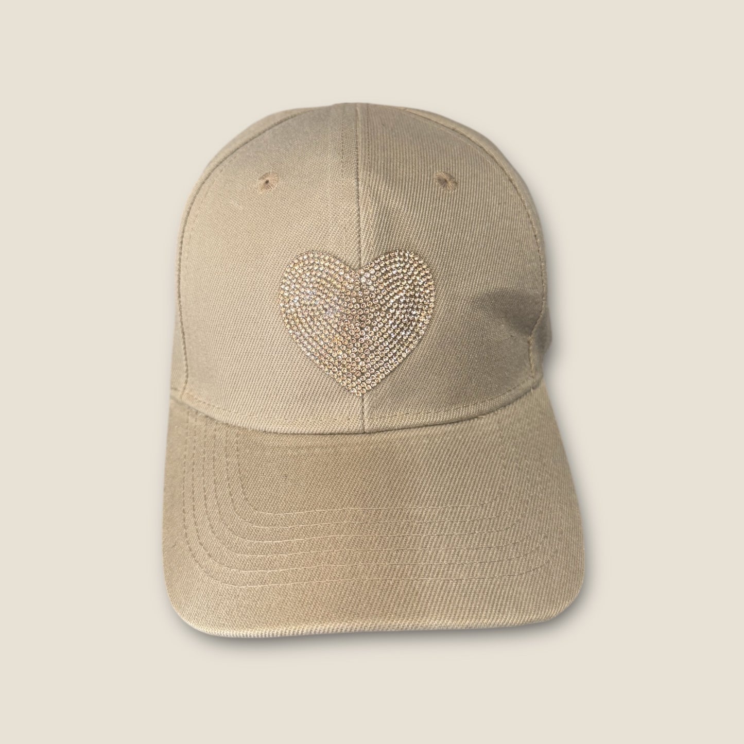 Gorra beige con corazon strass