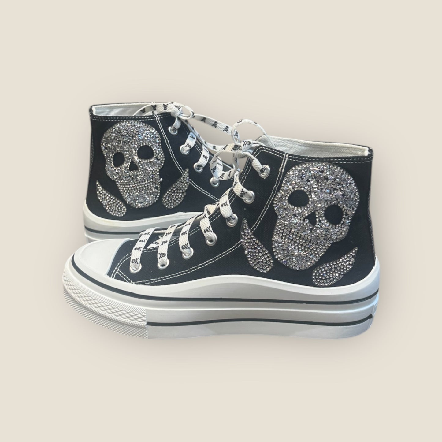 Zapatillas de lona con calavera y alas de strass