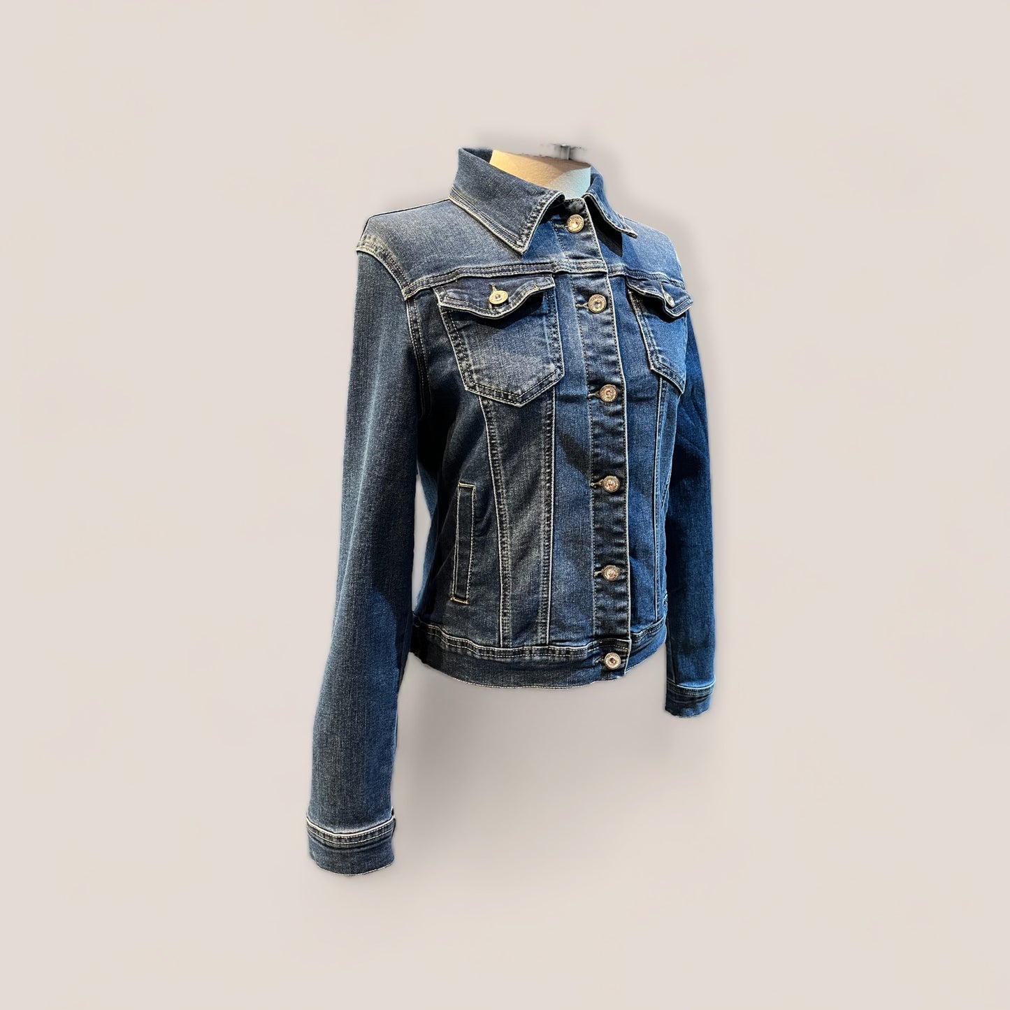 Chaqueta vaquera con flecos largos de pedreria