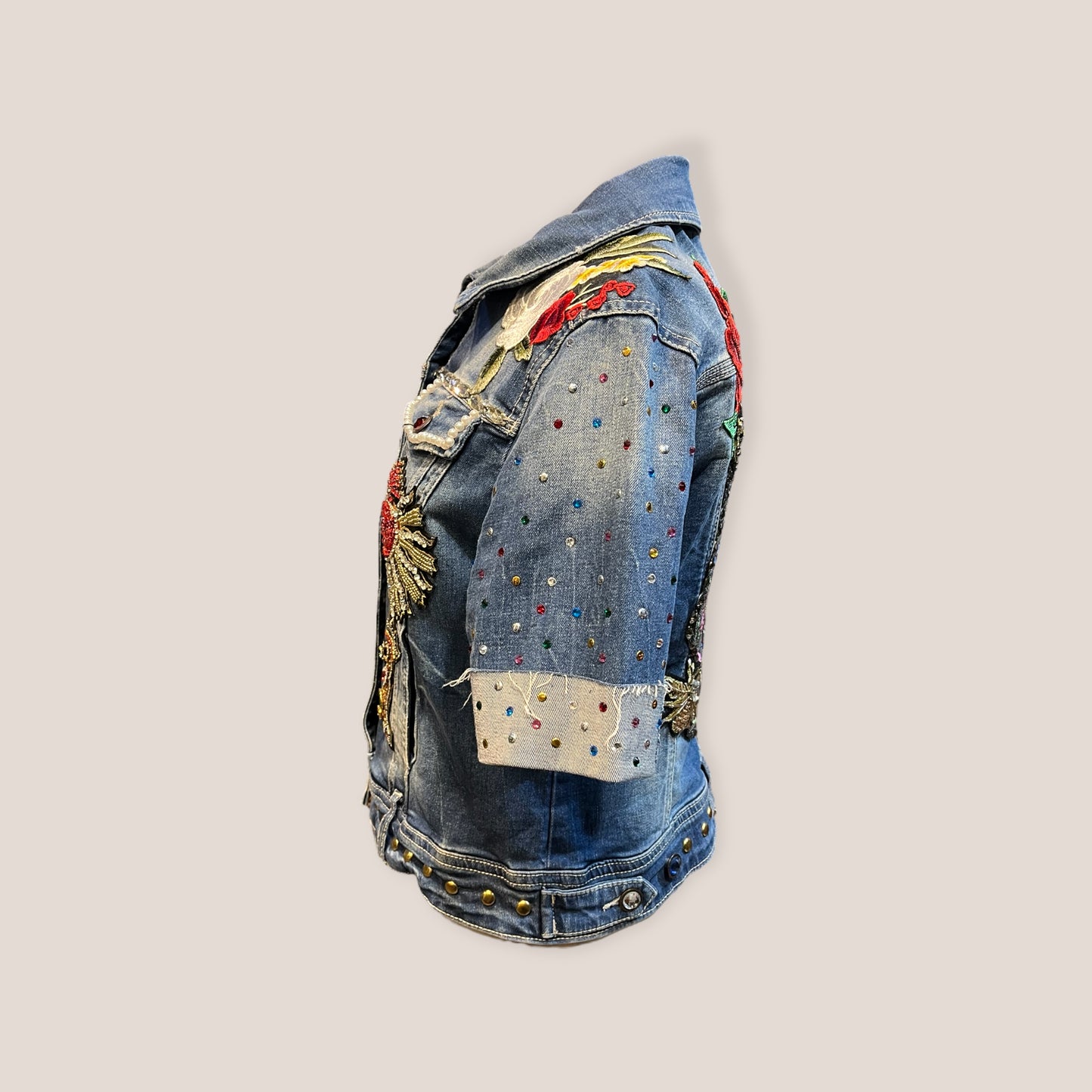 Chaqueta vaquera con calavera y gran cantidad de parches bordados y pedrería