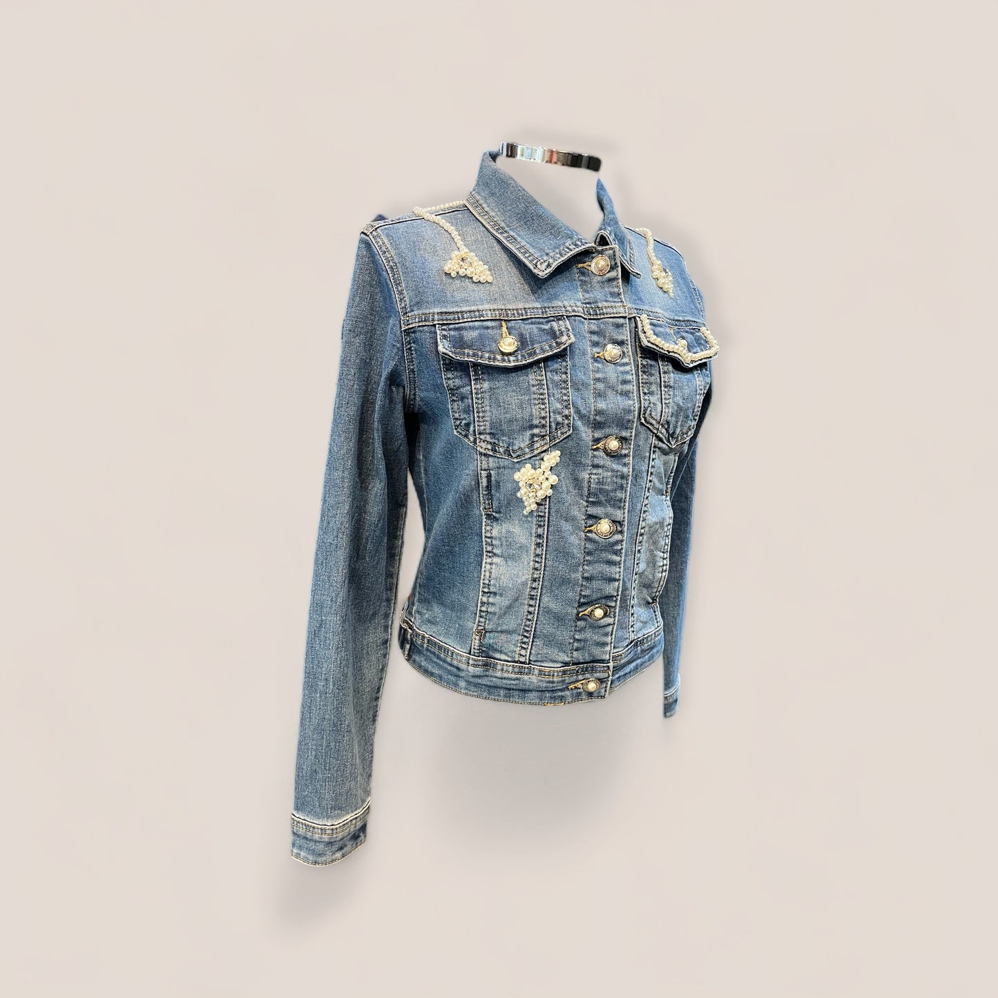 Chaqueta vaquera alas de ángel y perlas