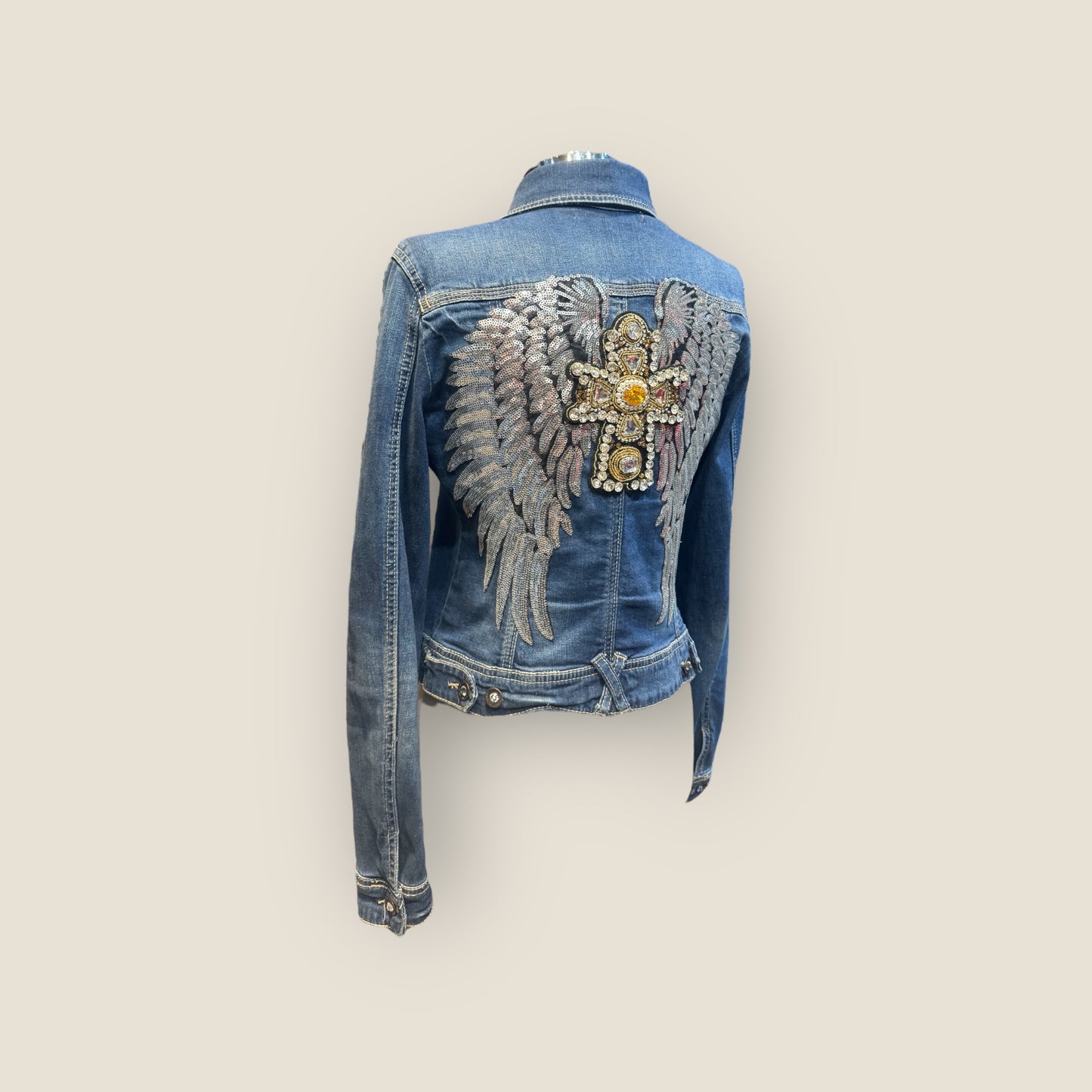 Chaqueta vaquera alas con cruz de pedrería