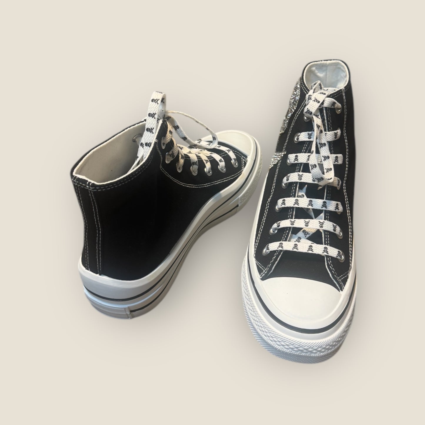 Zapatillas de lona con calavera y alas de strass