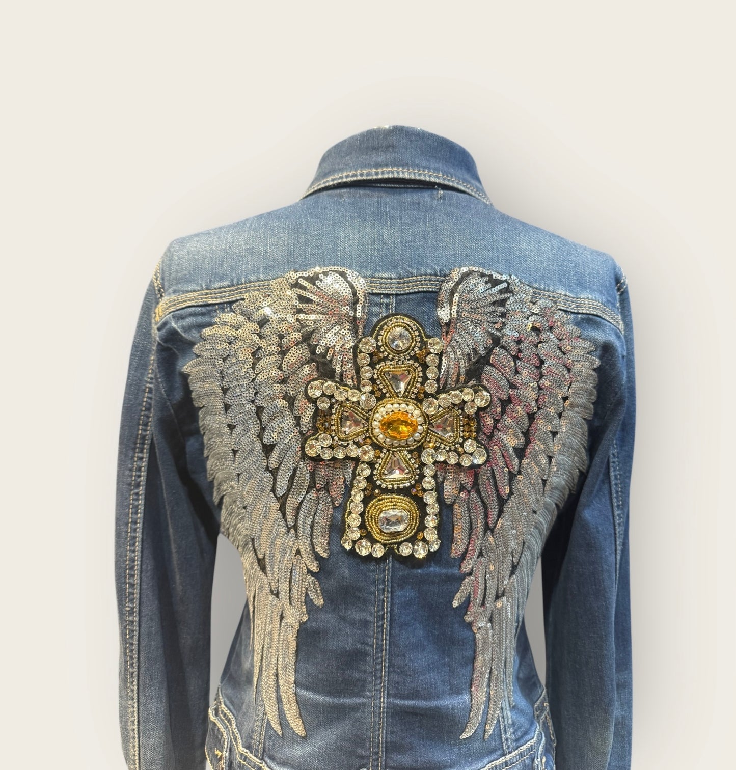 Chaqueta vaquera alas con cruz de pedrería