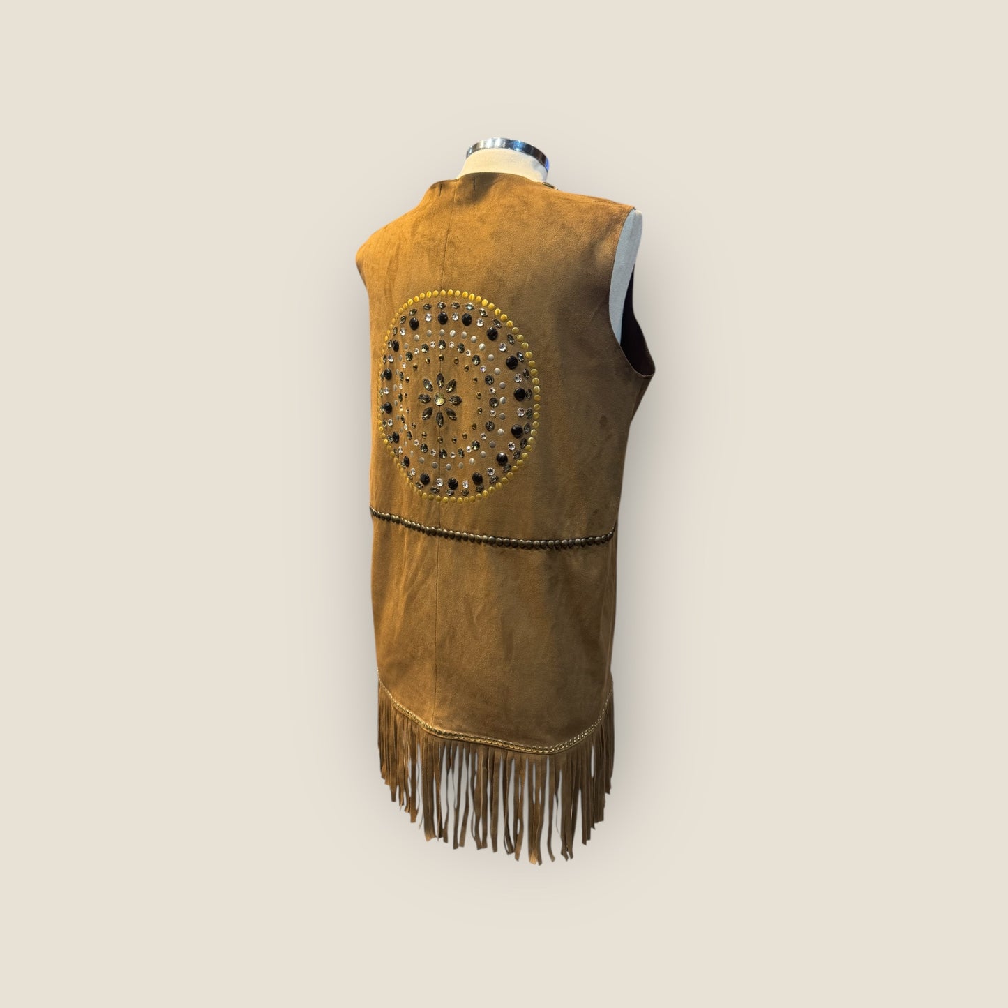 Chaleco de Ante Marrón con Mandala de Tachuelas y Flecos