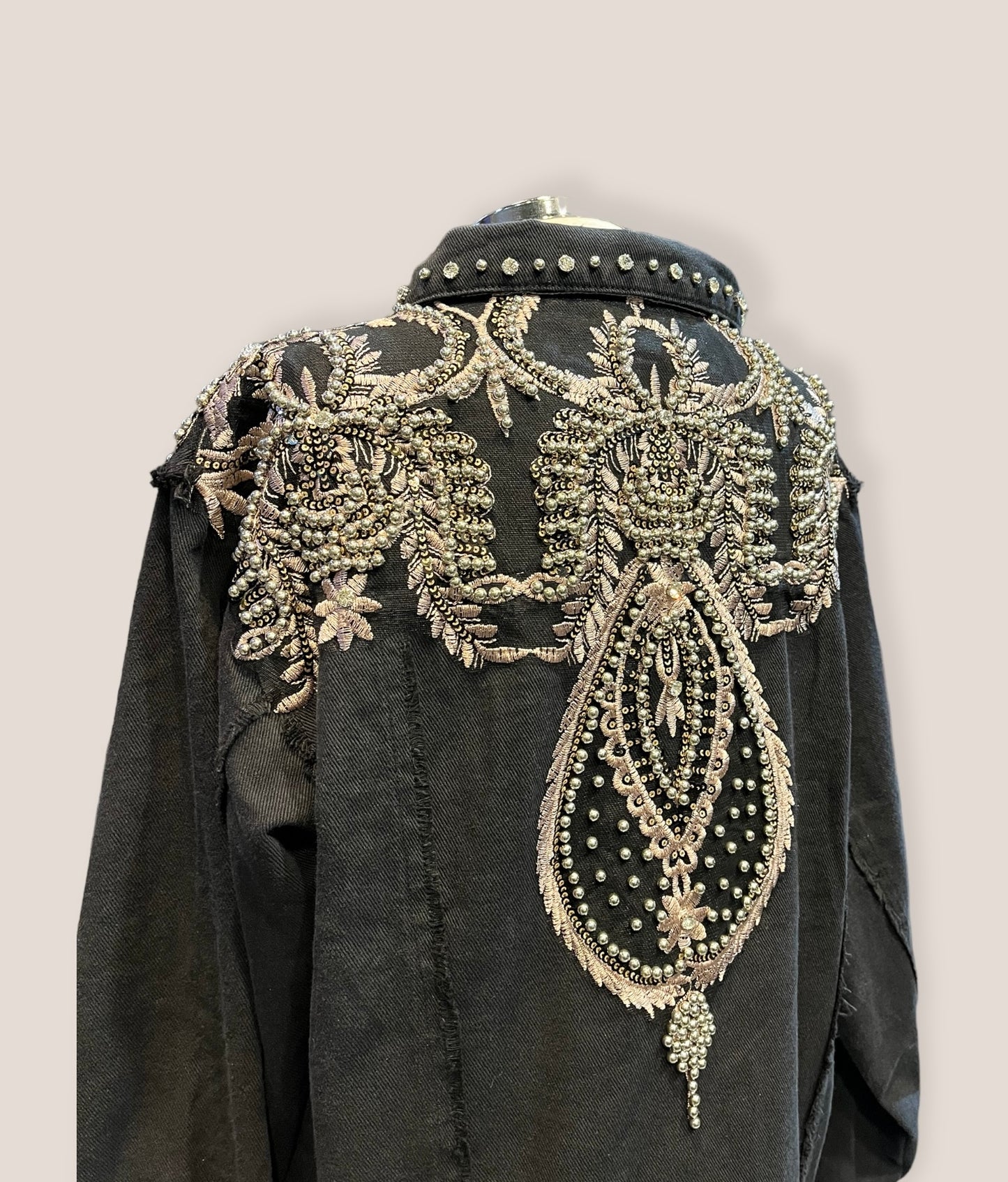 Chaqueta vaquera negra bordada