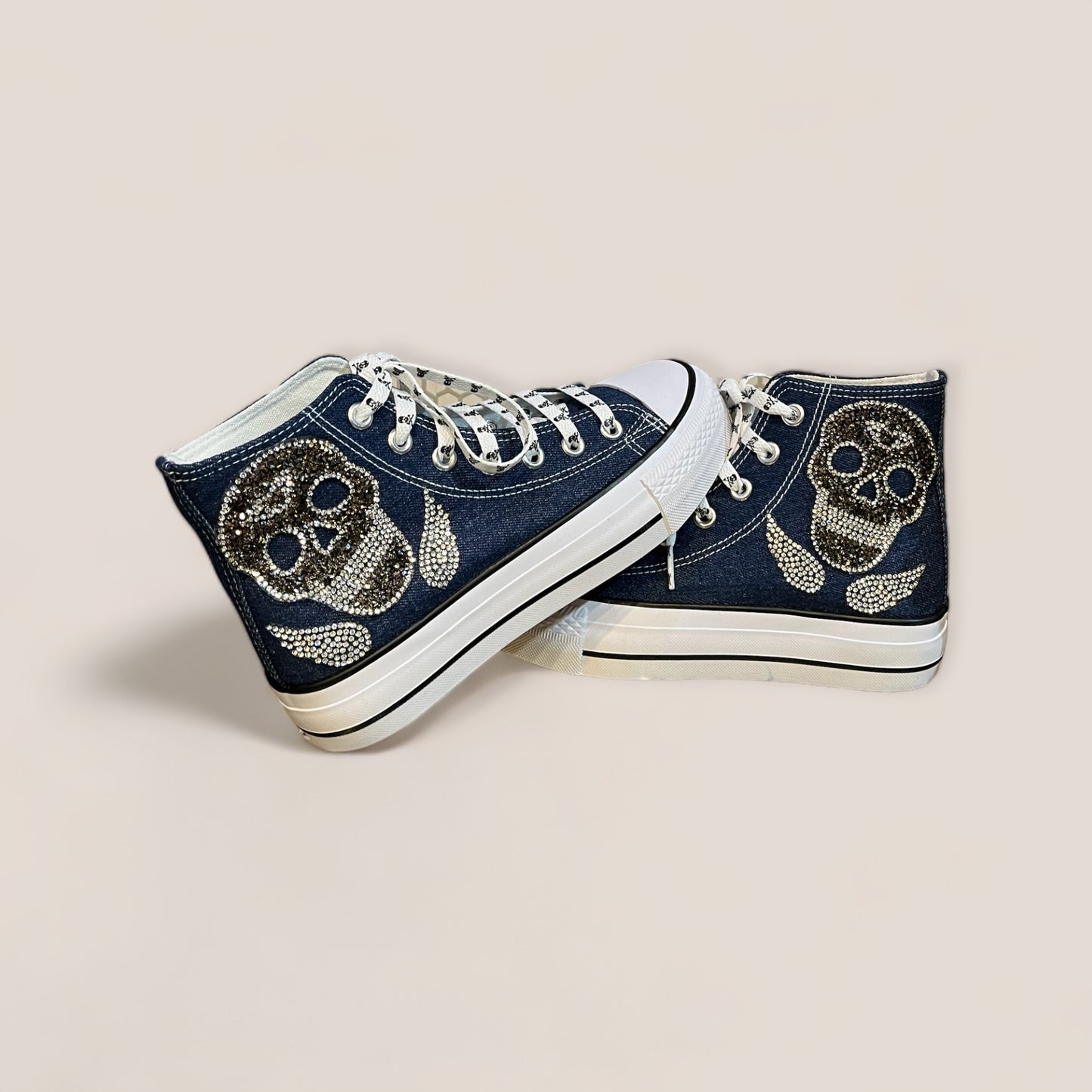Zapatillas de lona con calavera y alas de strass