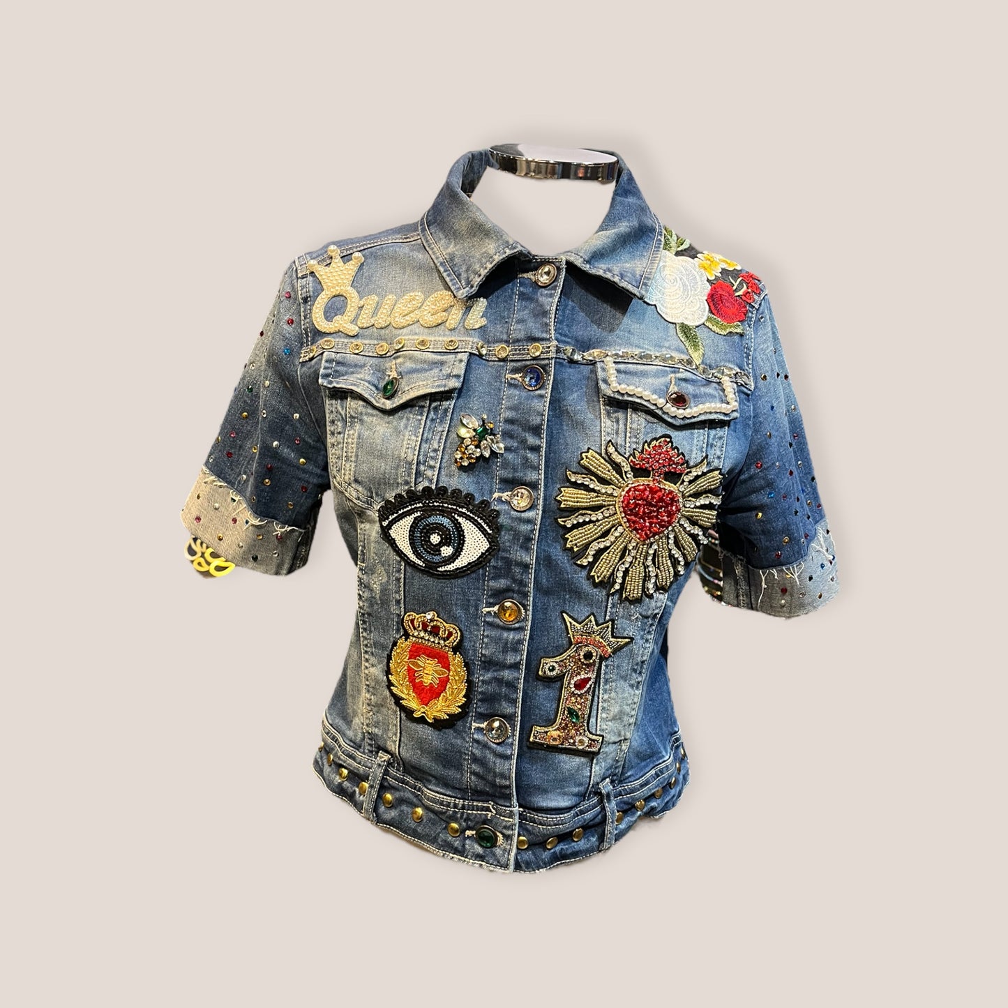 Chaqueta vaquera con calavera y gran cantidad de parches bordados y pedrería