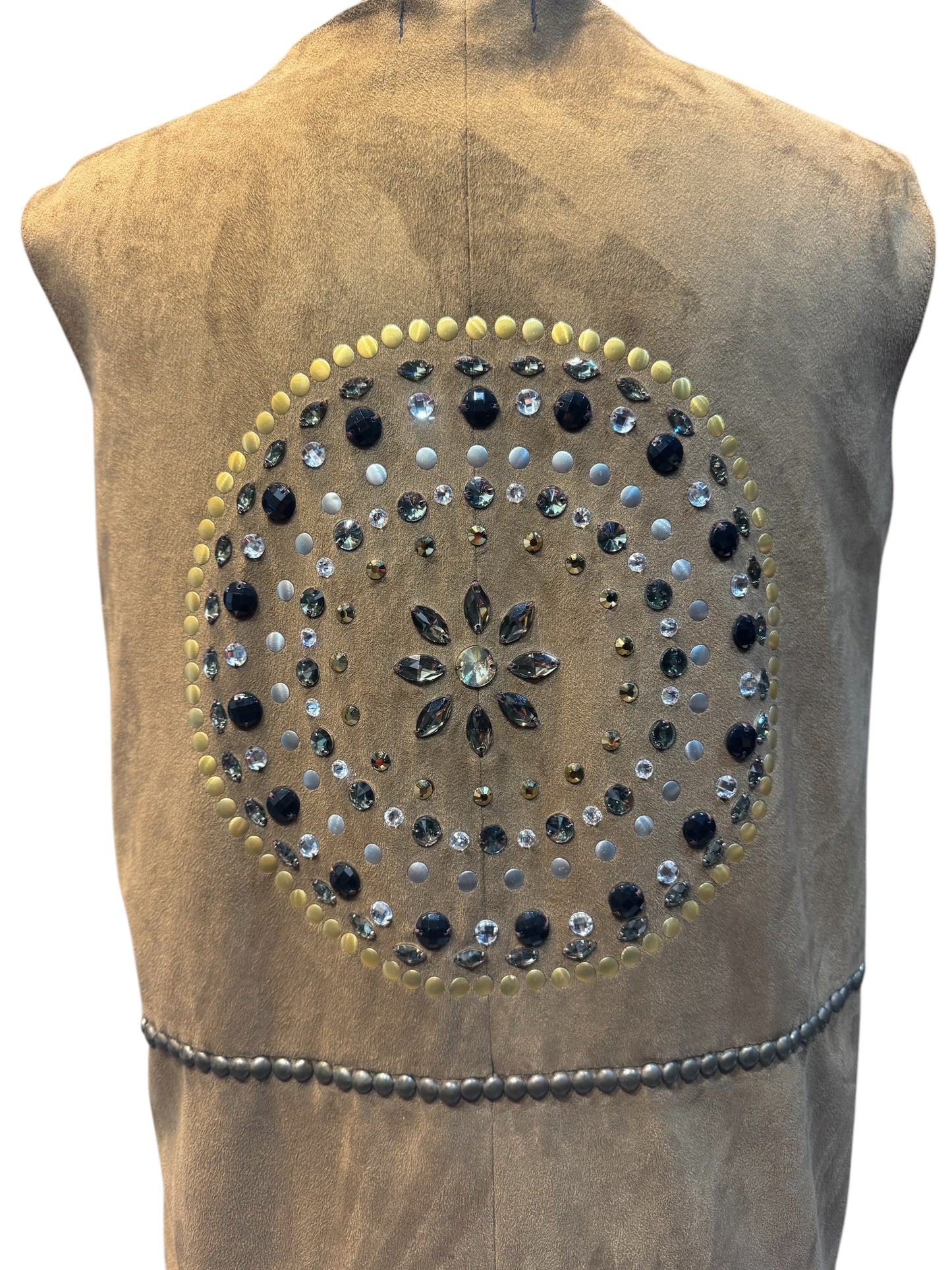 Chaleco de Ante Marrón con Mandala de Tachuelas y Flecos