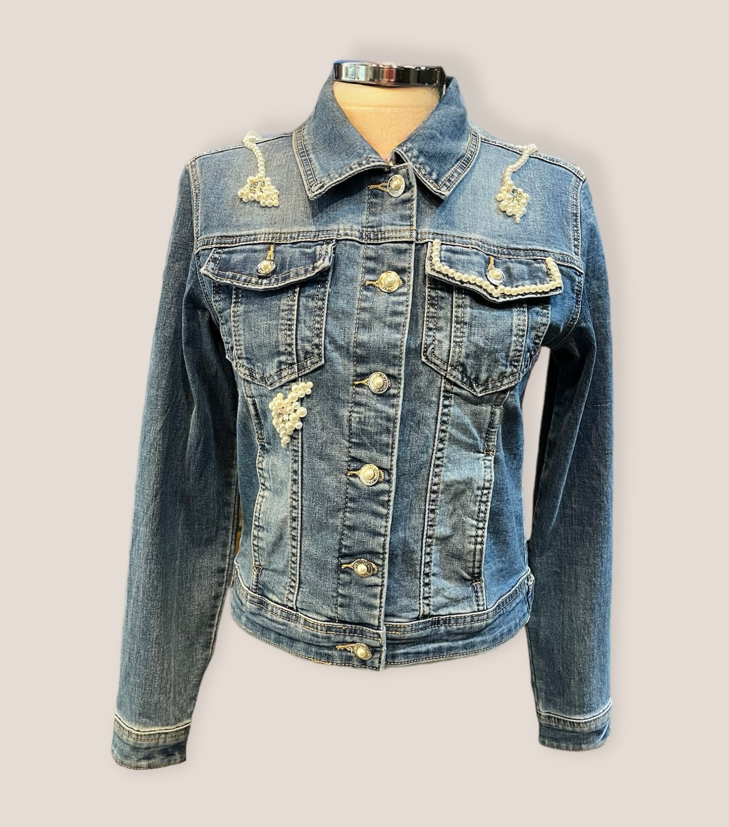 Chaqueta vaquera alas de ángel y perlas