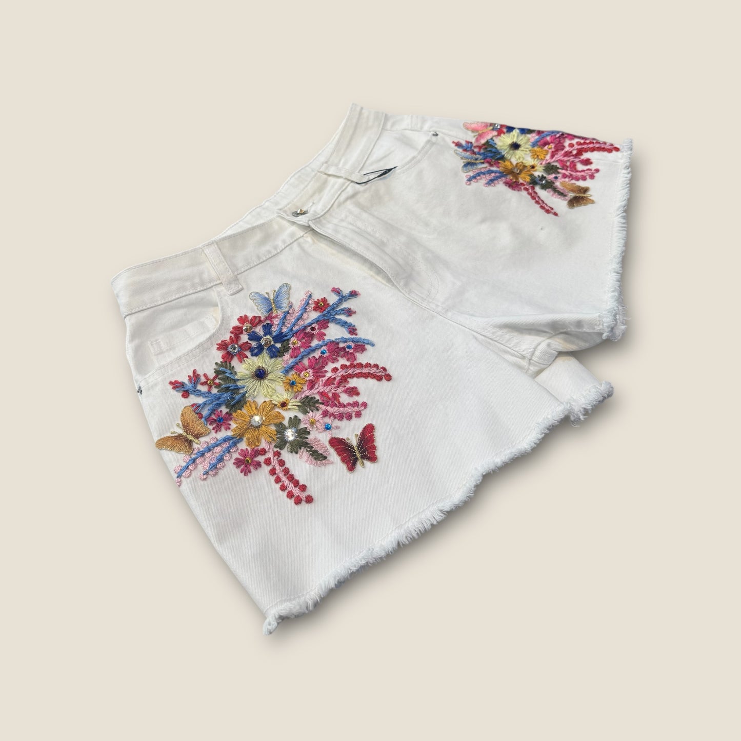 Pantalón corto con flores y strass