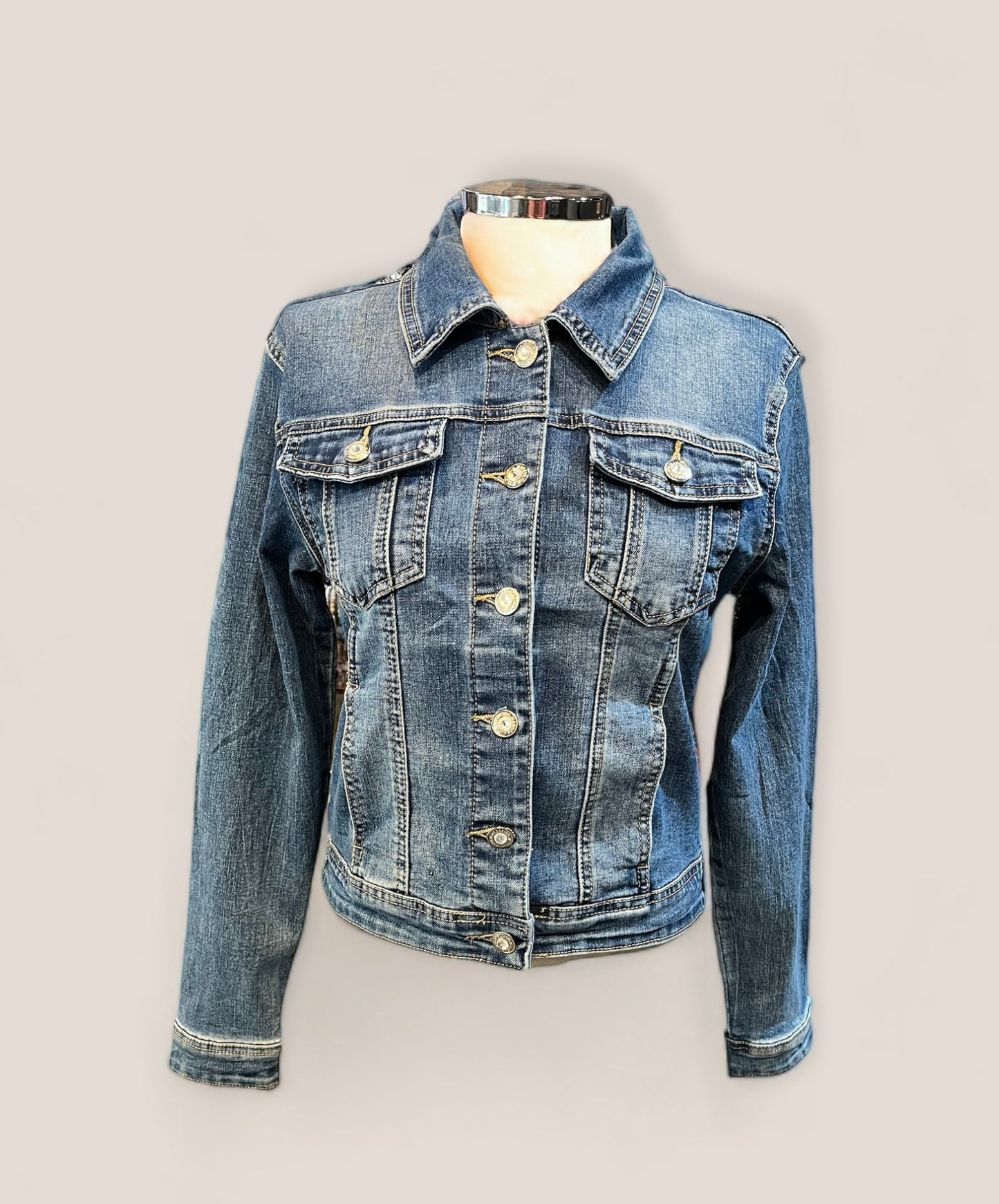Chaqueta vaquera con flecos cortos de pedreria
