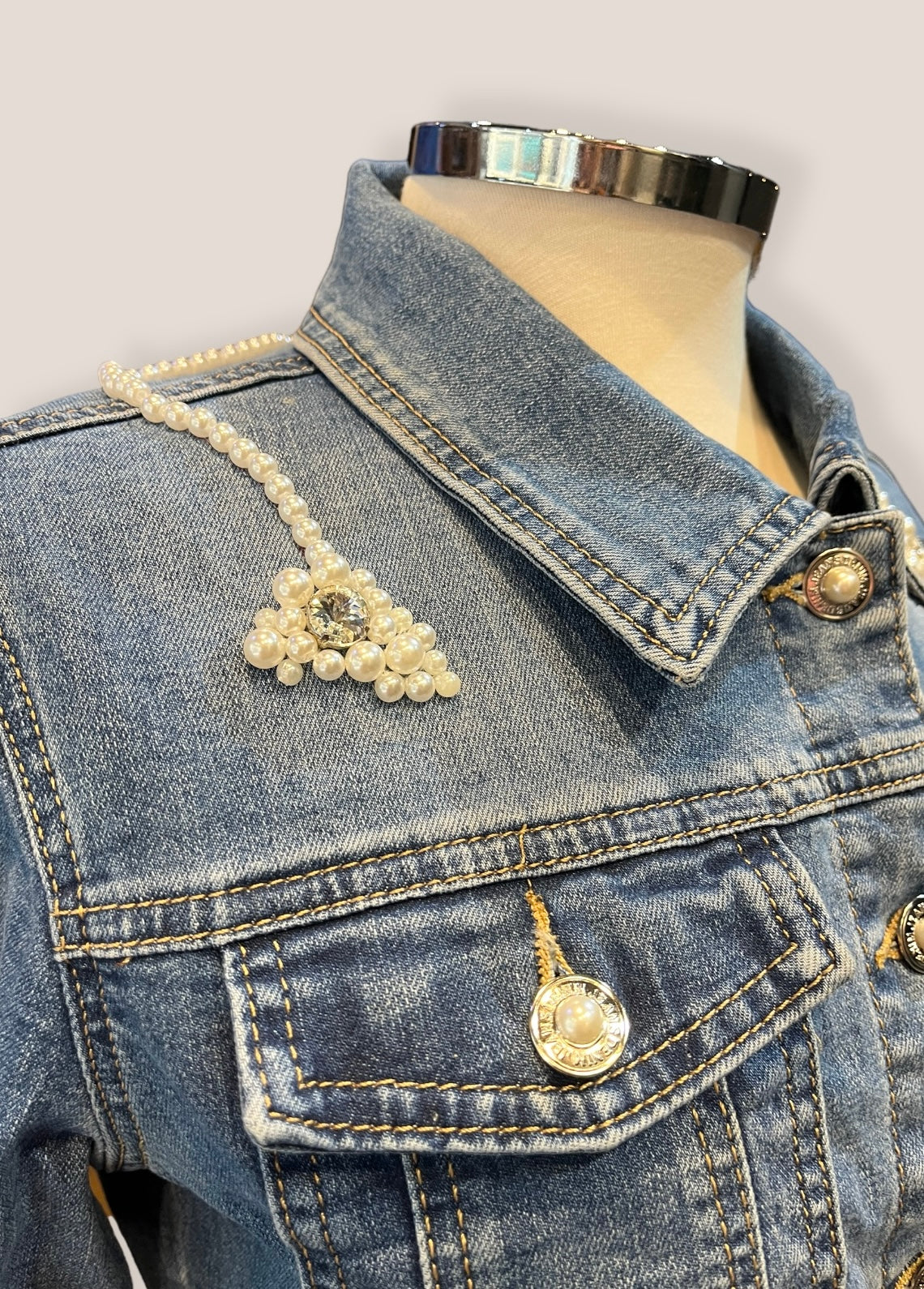 Chaqueta vaquera alas de ángel y perlas