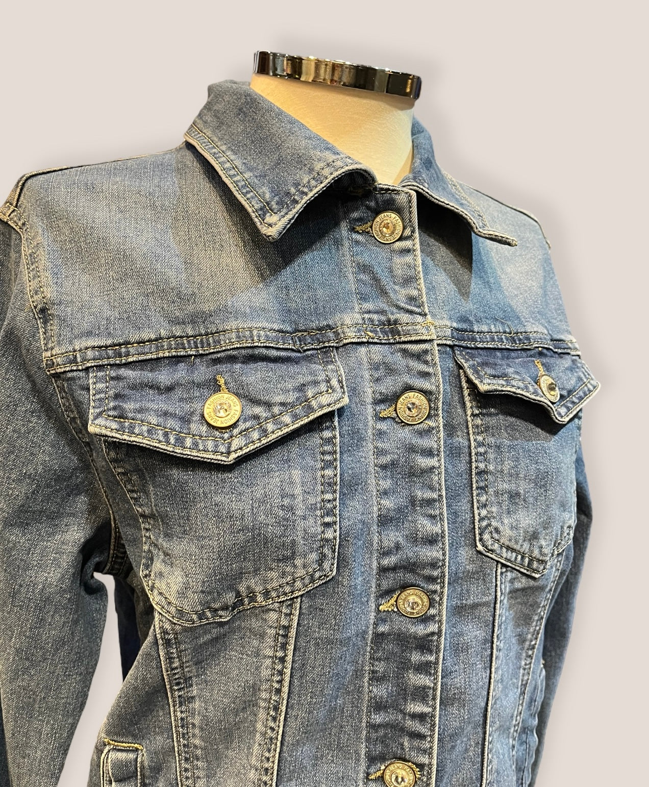 Chaqueta vaquera alas negras de lentejuelas y Corazón pedreria