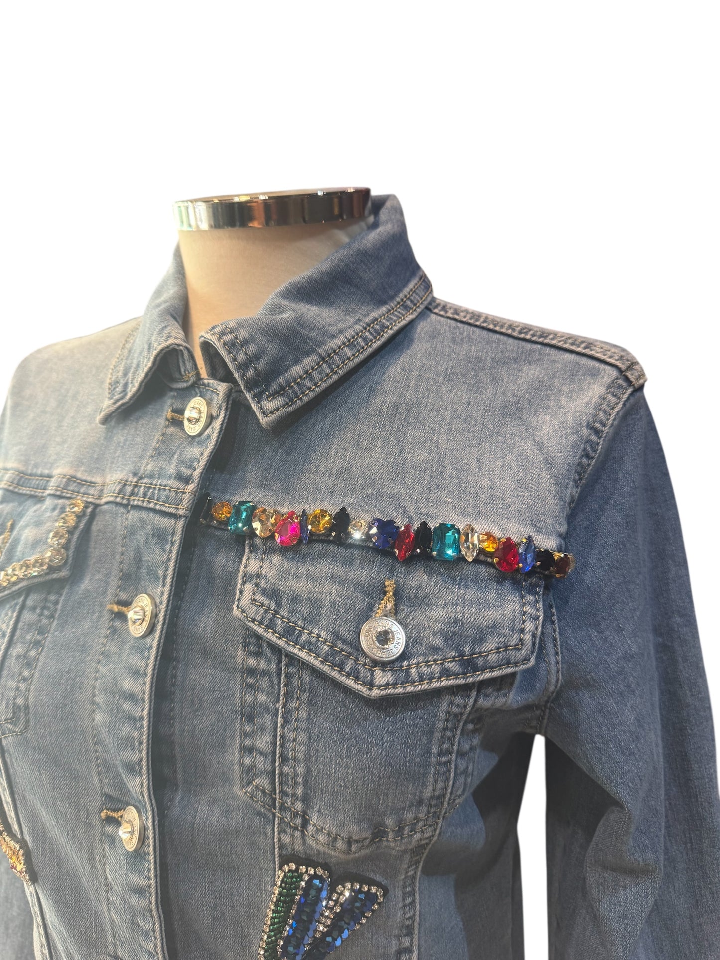 Chaqueta vaquera con flores y corazón