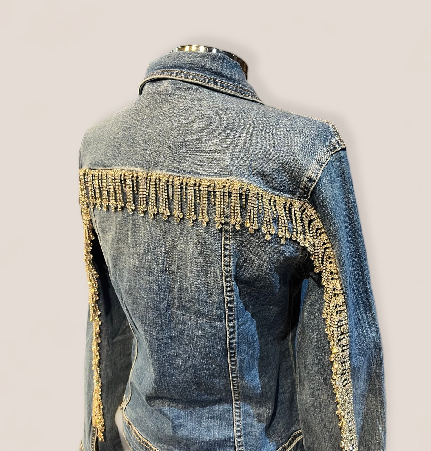 Chaqueta vaquera con flecos cortos de pedreria