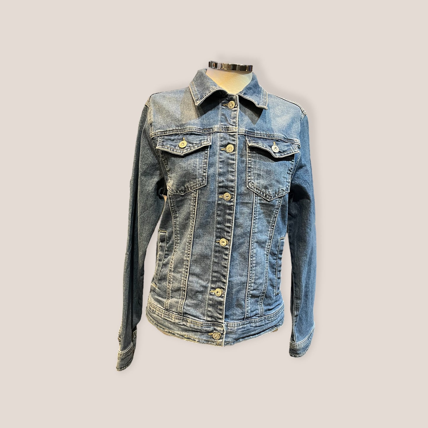 Chaqueta vaquera alas negras de lentejuelas y Corazón pedreria