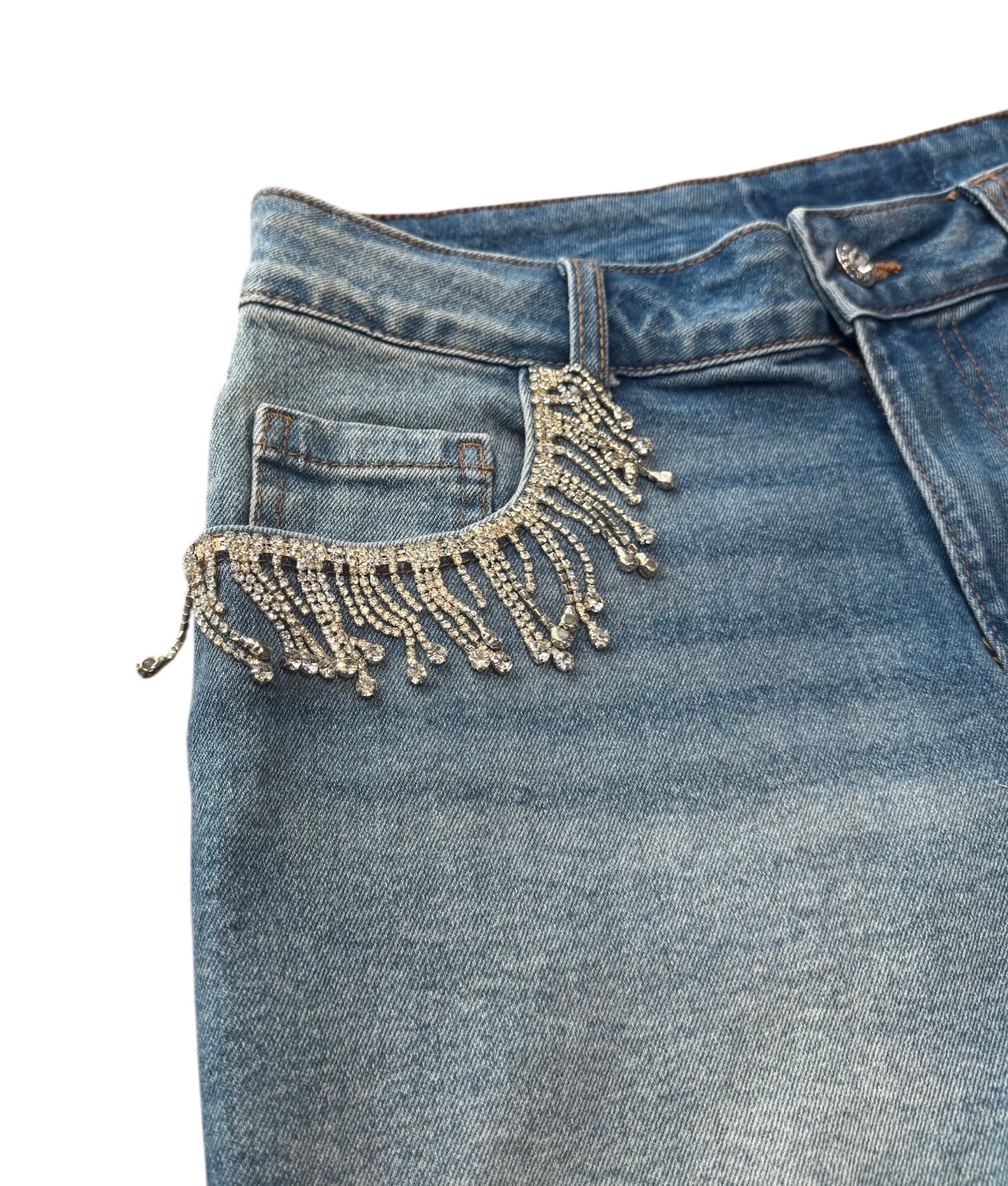 Pantalón corto vaquero con flecos de pedrería en bolsillos