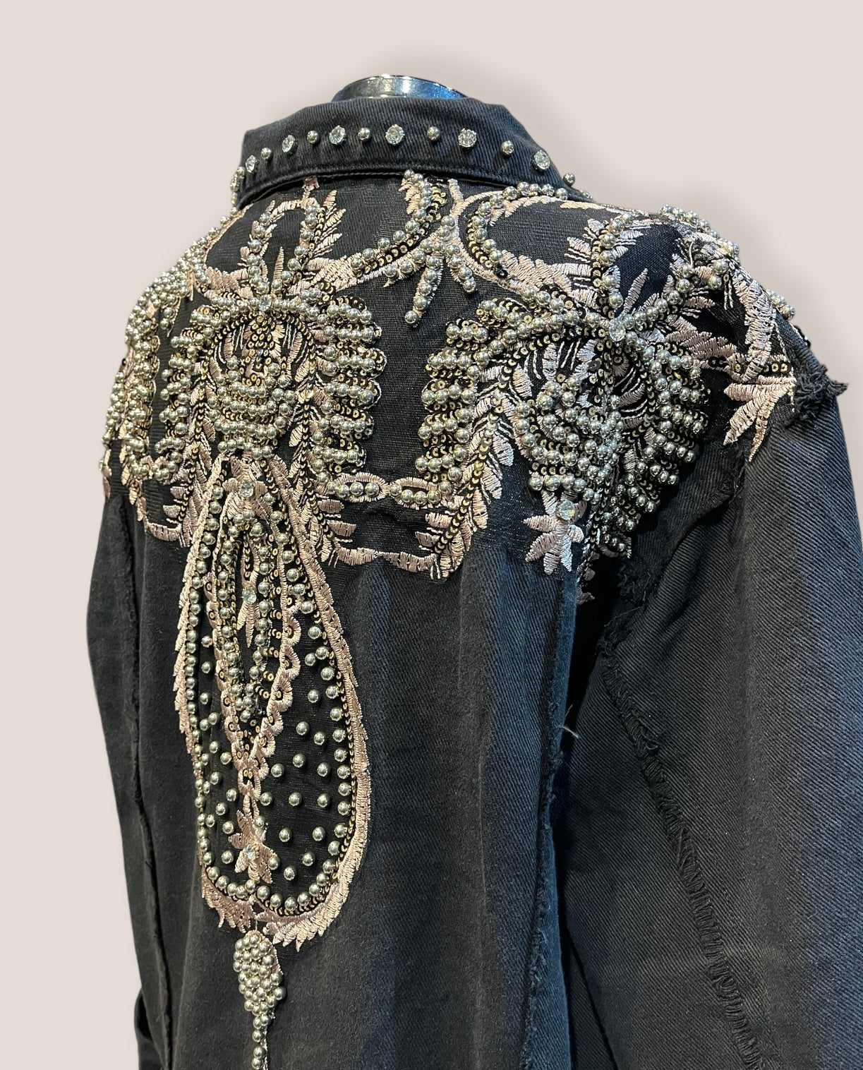 Chaqueta vaquera negra bordada