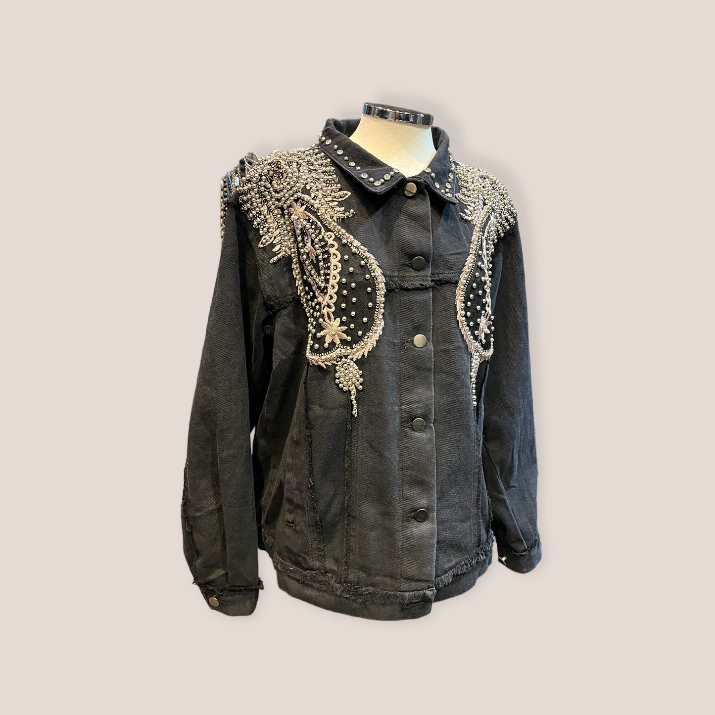 Chaqueta vaquera negra bordada