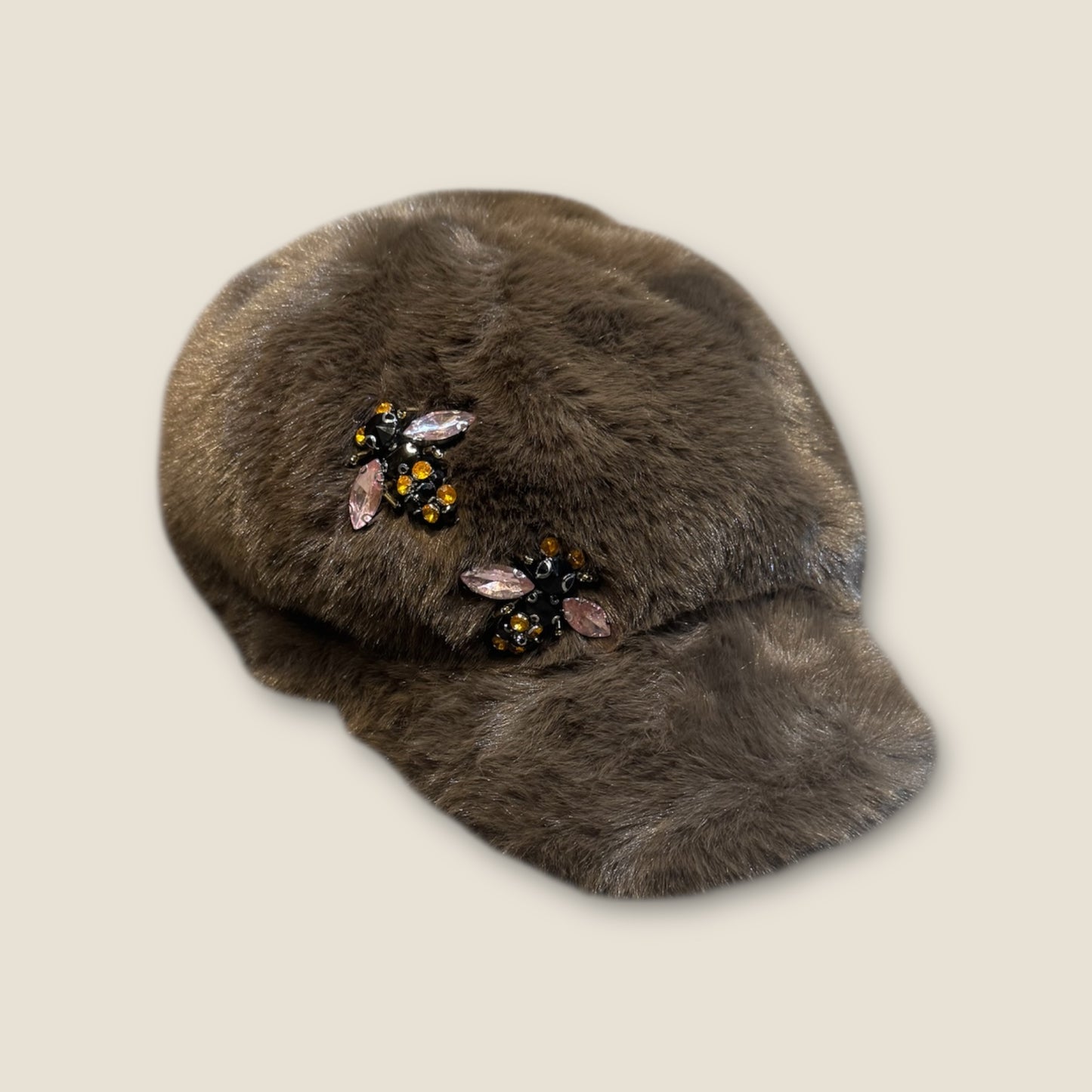 Gorra pelo con pedrería