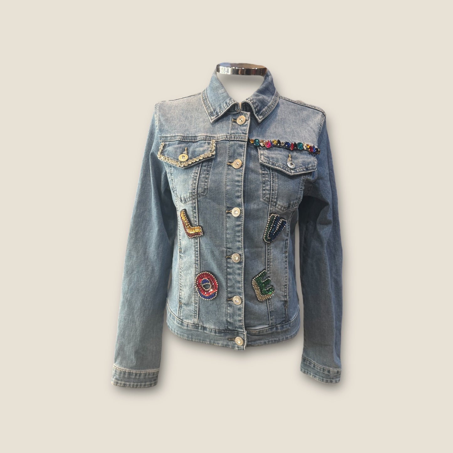 Chaqueta vaquera con flores y corazón