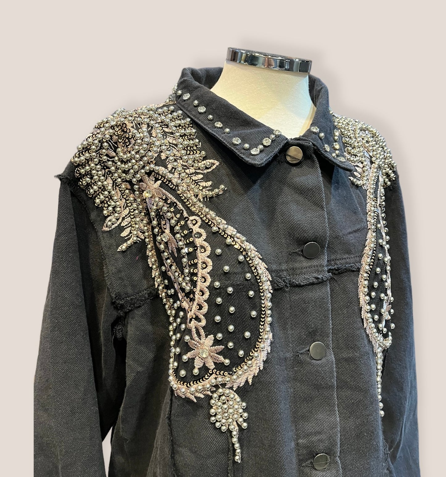 Chaqueta vaquera negra bordada