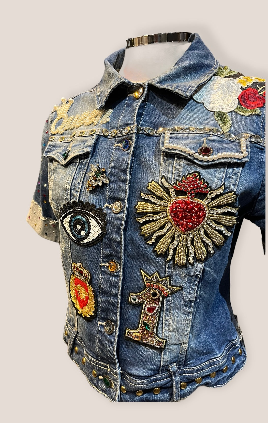 Chaqueta vaquera con calavera y gran cantidad de parches bordados y pedrería