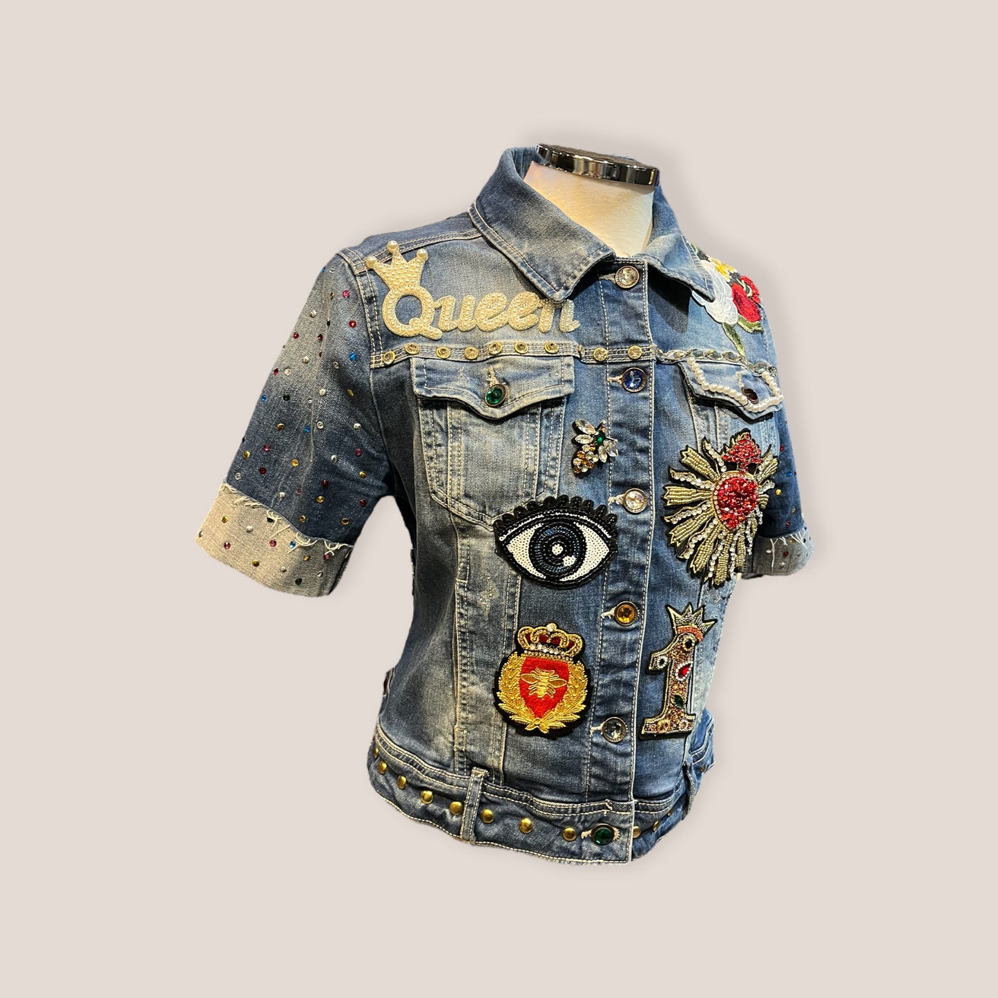 Chaqueta vaquera con calavera y gran cantidad de parches bordados y pedrería