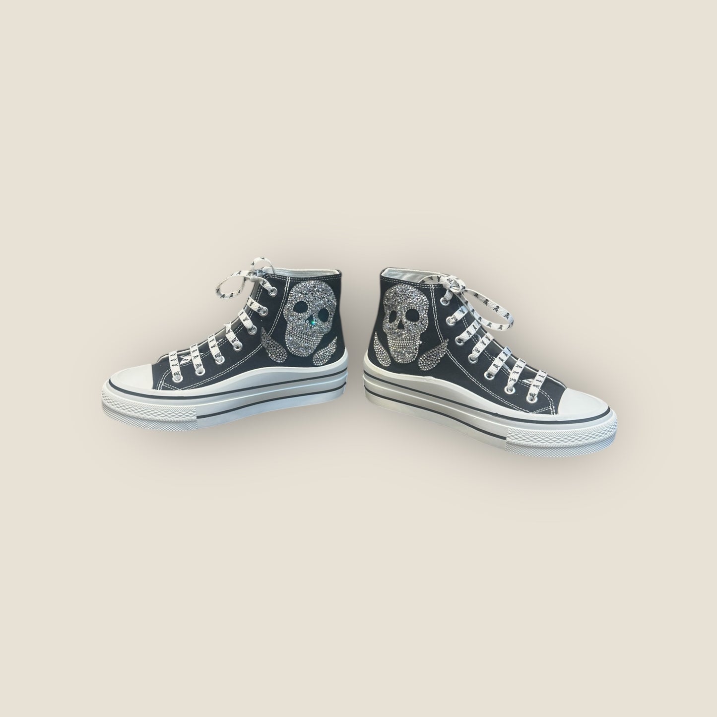 Zapatillas de lona con calavera y alas de strass