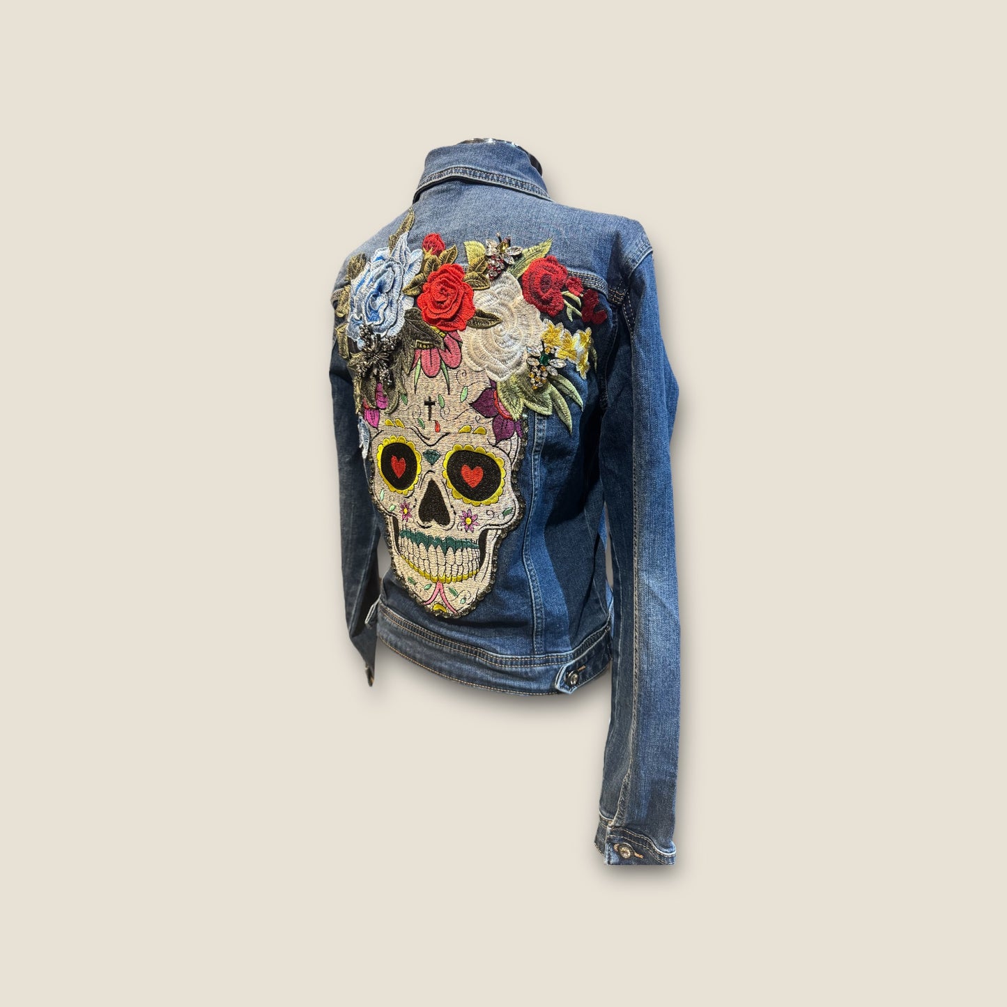 Chaqueta calavera catrina con flores y pedreria