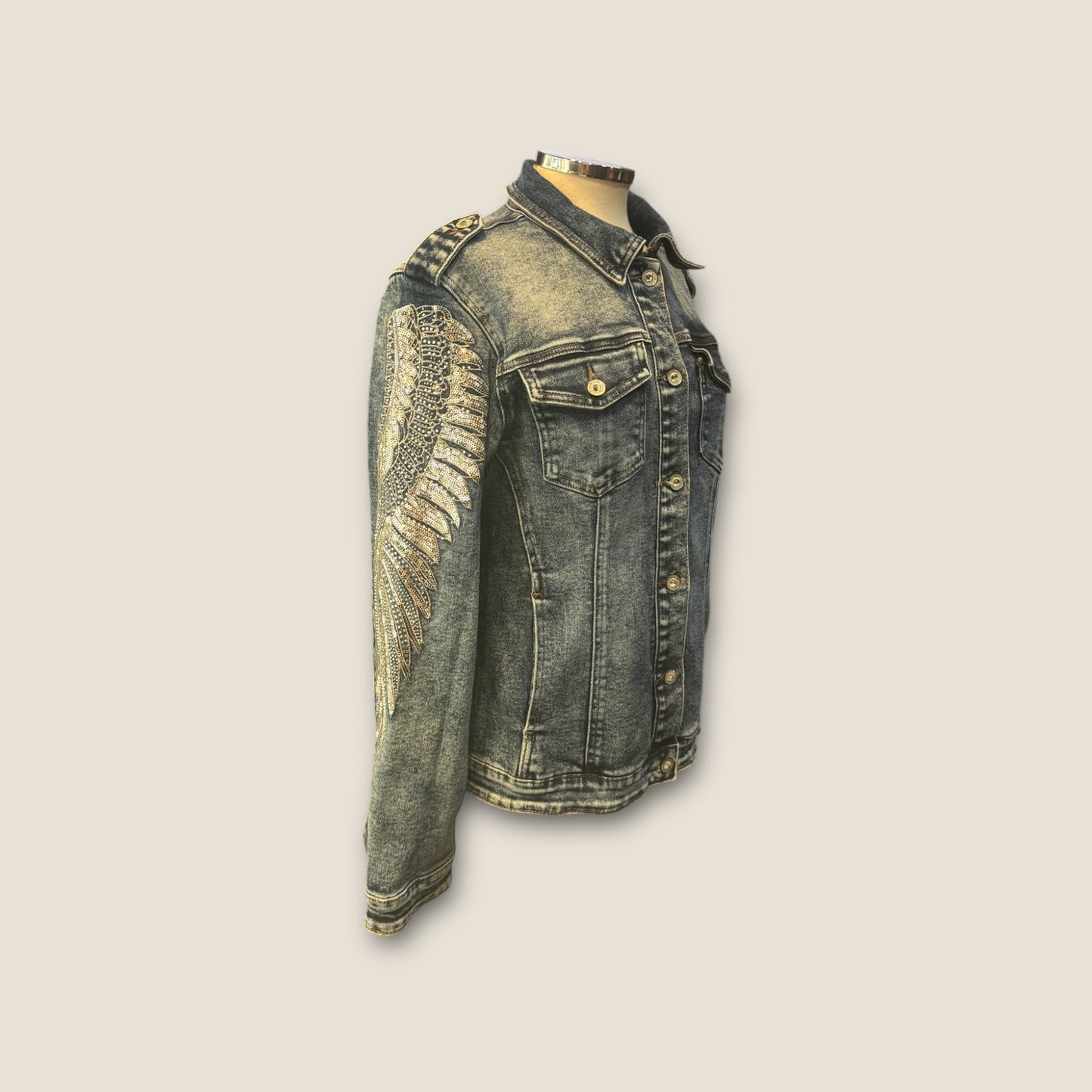 Chaqueta vaquera con alas bordadas en mangas