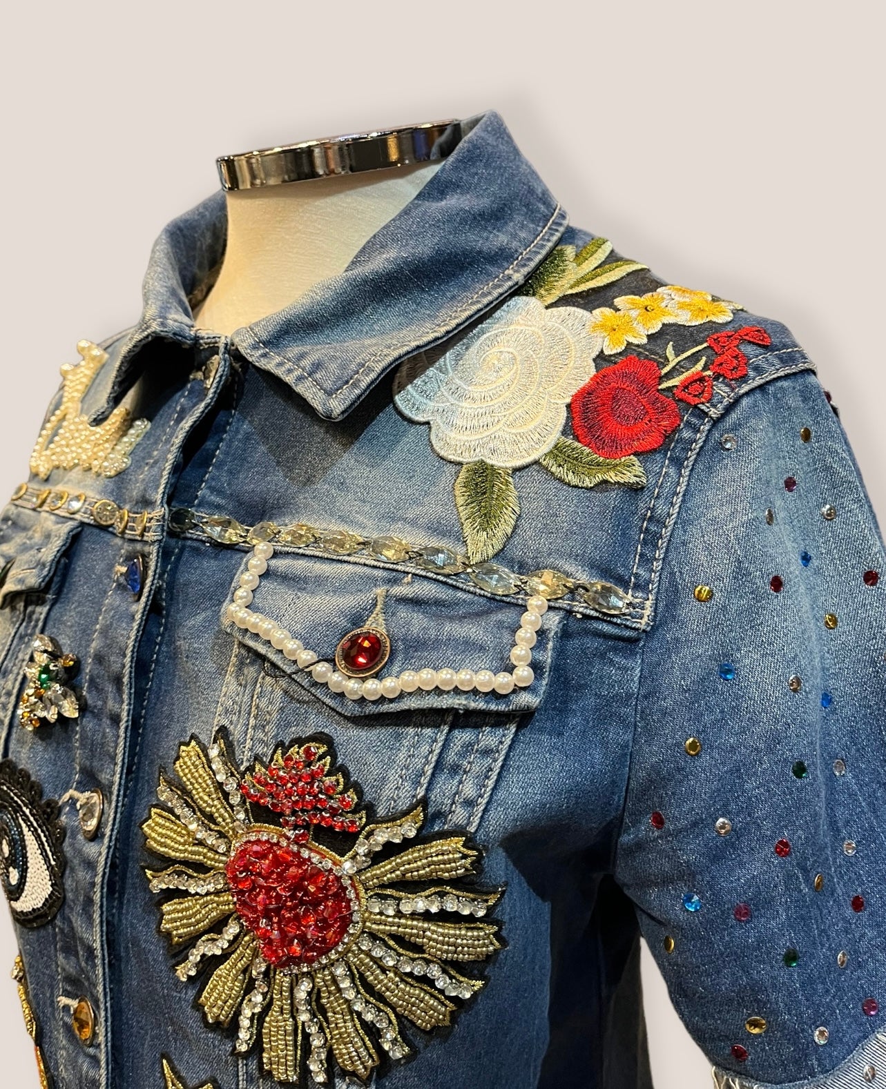 Chaqueta vaquera con calavera y gran cantidad de parches bordados y pedrería