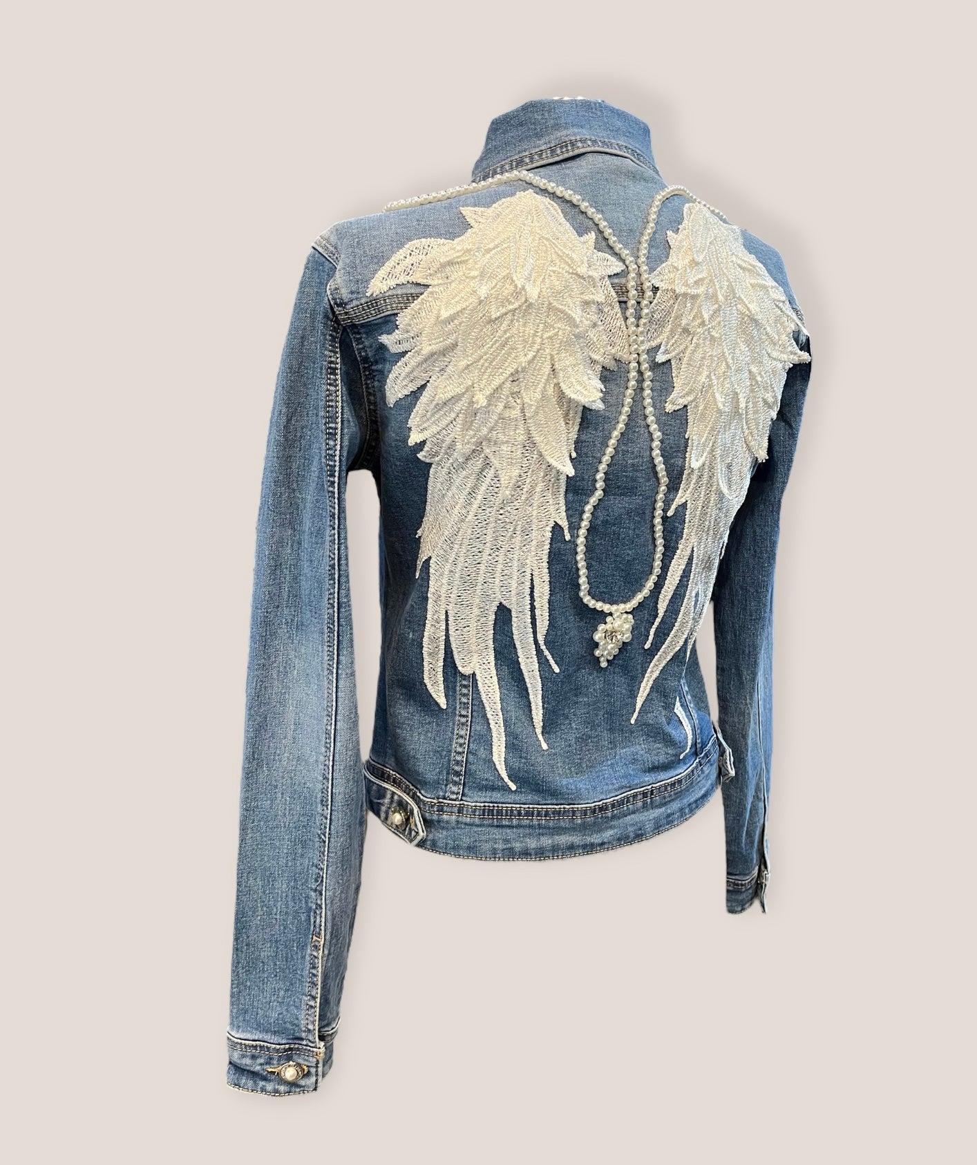 Chaqueta vaquera alas de ángel y perlas