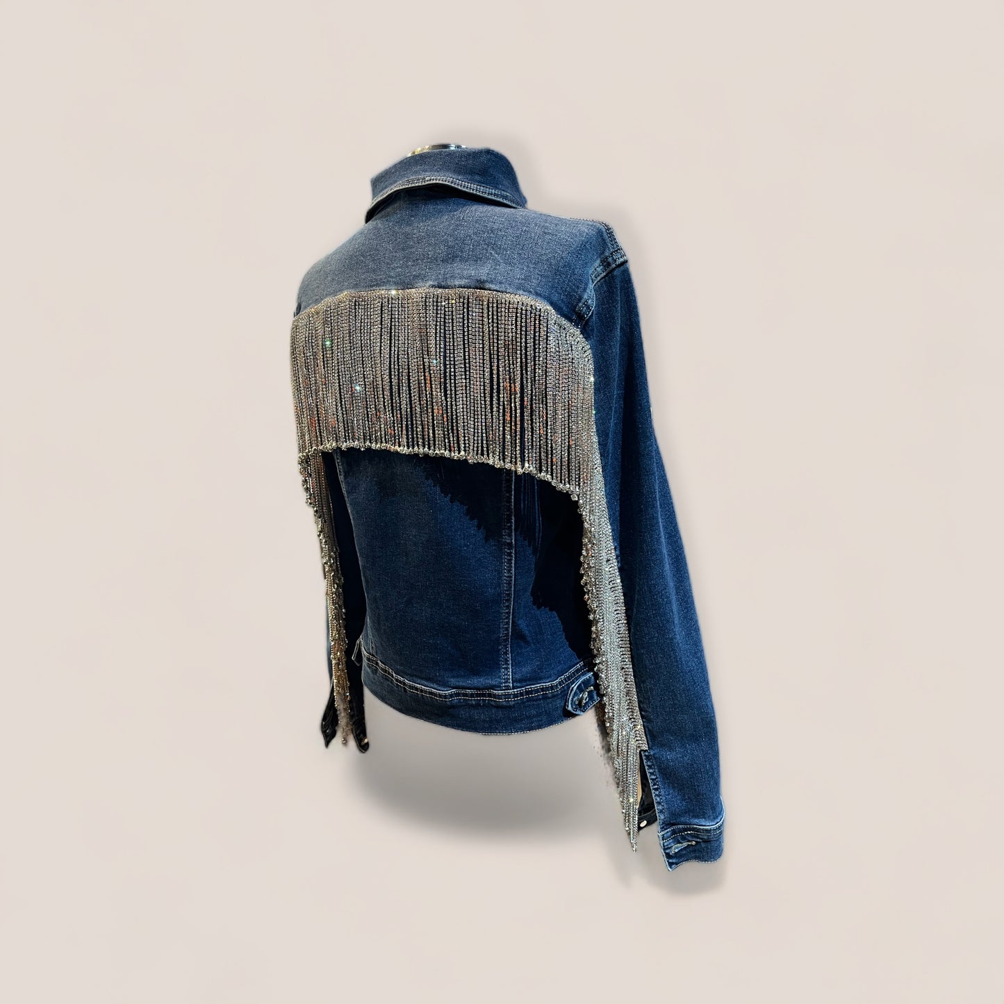 Chaqueta vaquera con flecos largos de pedreria